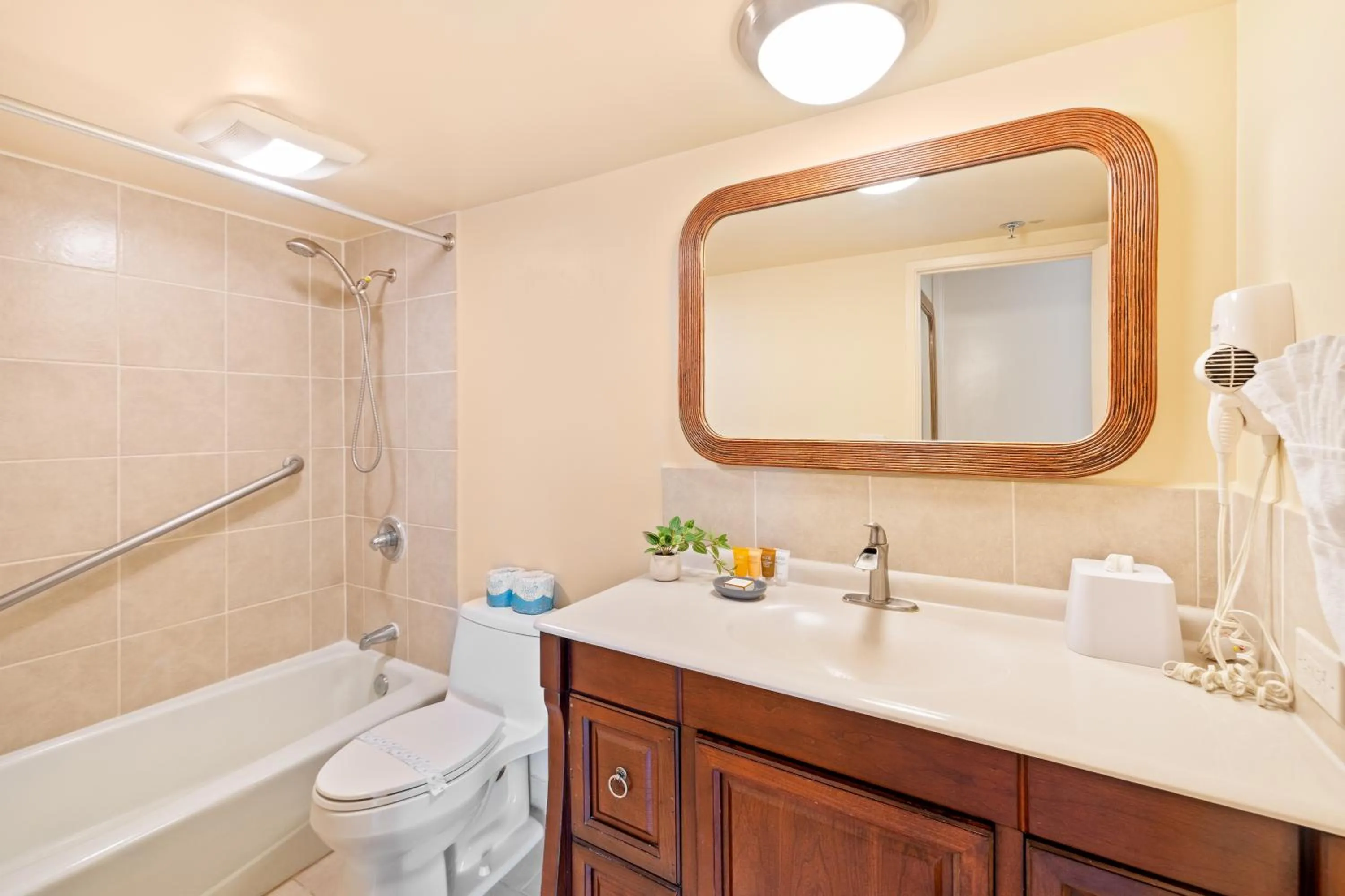 Shower in Diamond Head View Close to Waikiki Beach with Parking