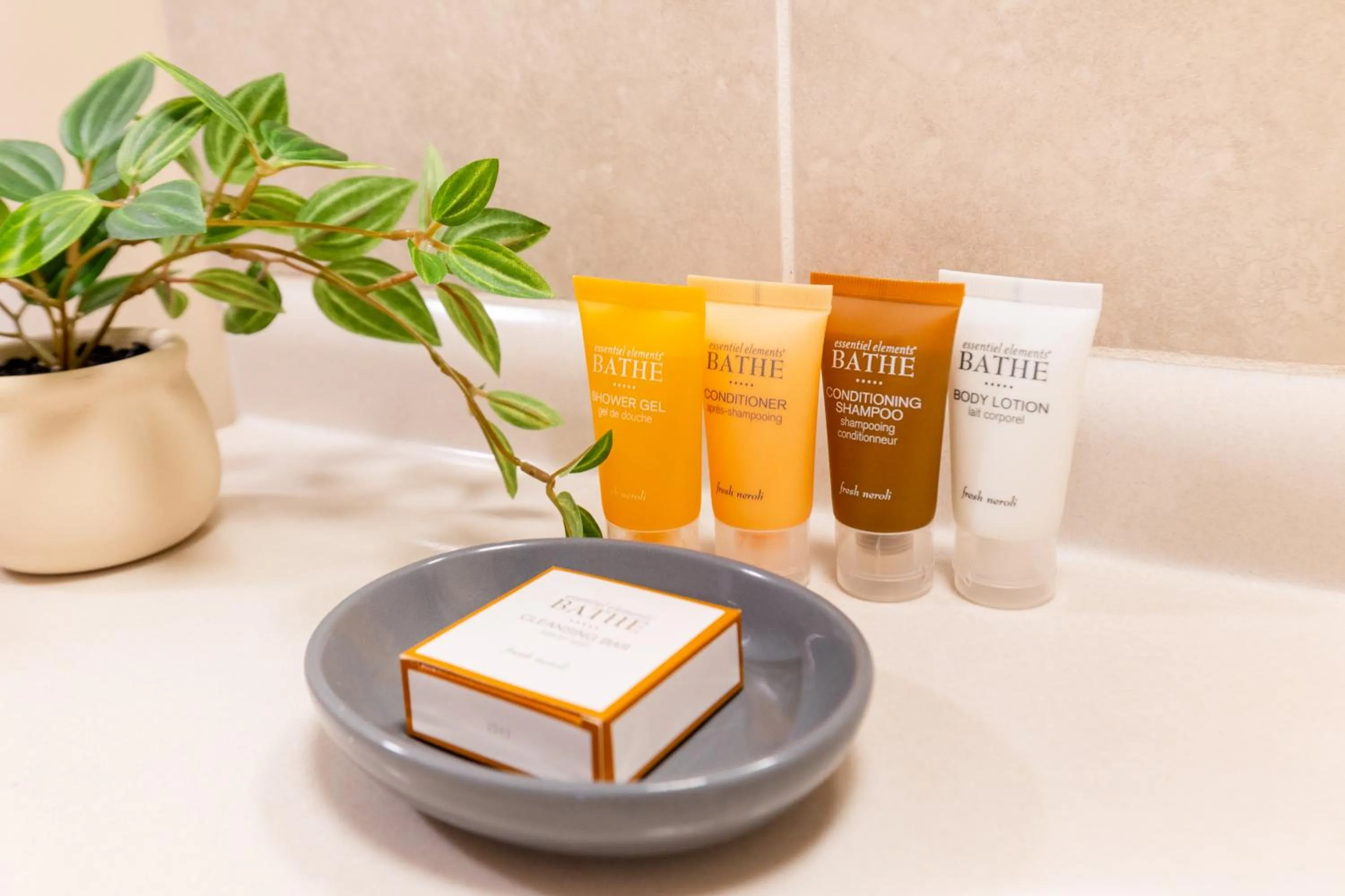 Bathroom in Diamond Head View Close to Waikiki Beach with Parking