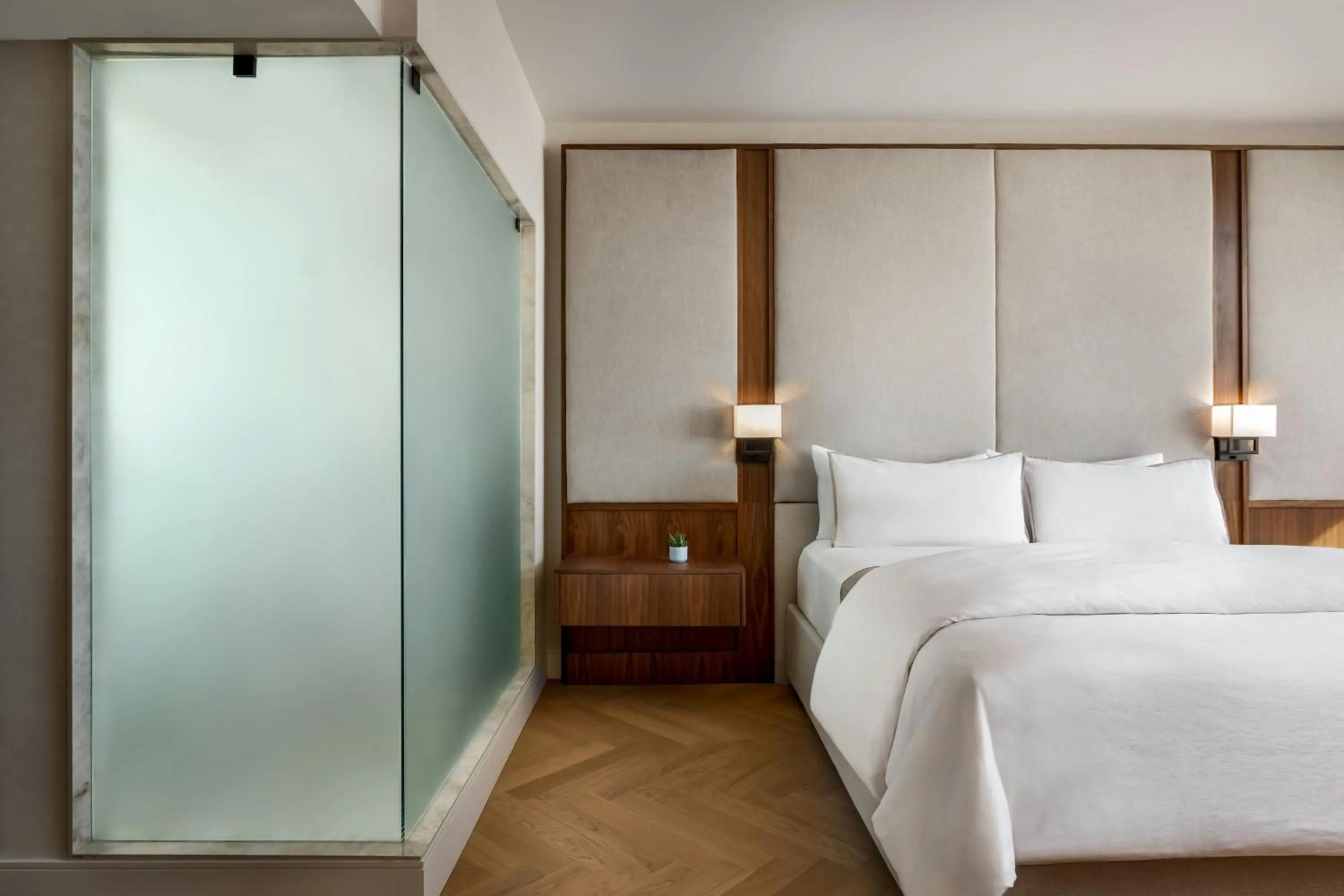 Bedroom, Bed in The Westin Harbour Castle, Toronto