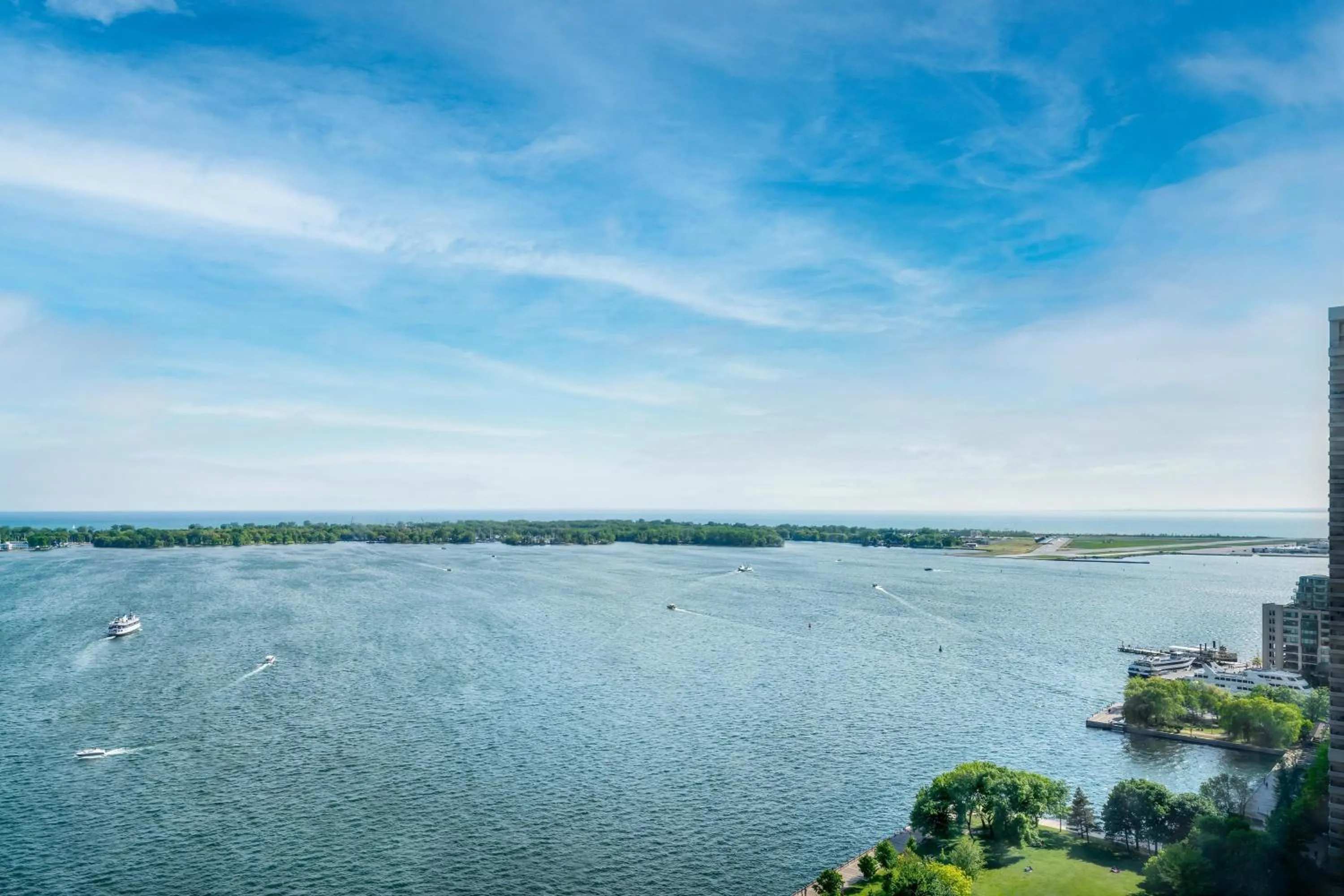 Photo of the whole room in The Westin Harbour Castle, Toronto