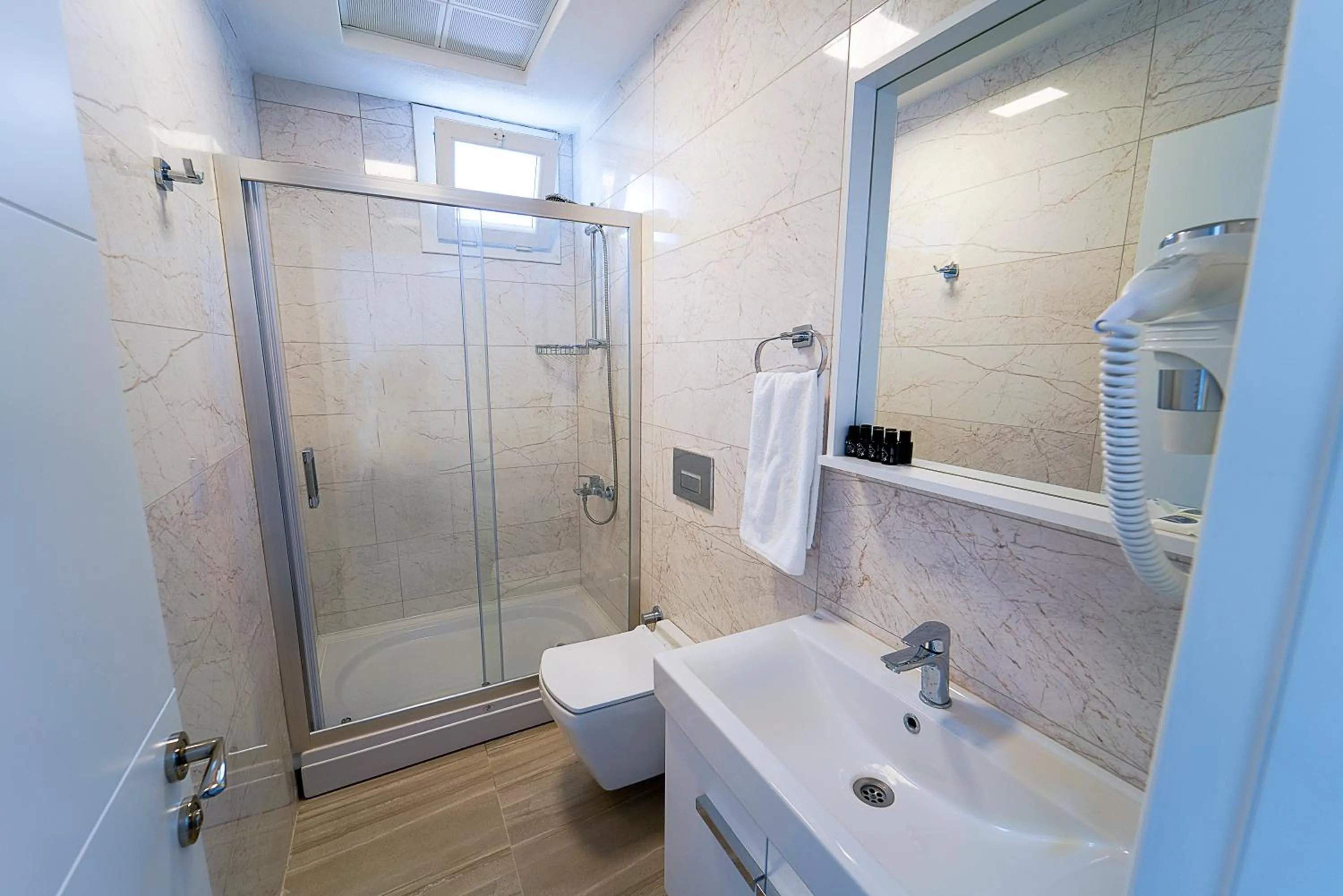 Bathroom in Tepehan by Özkul