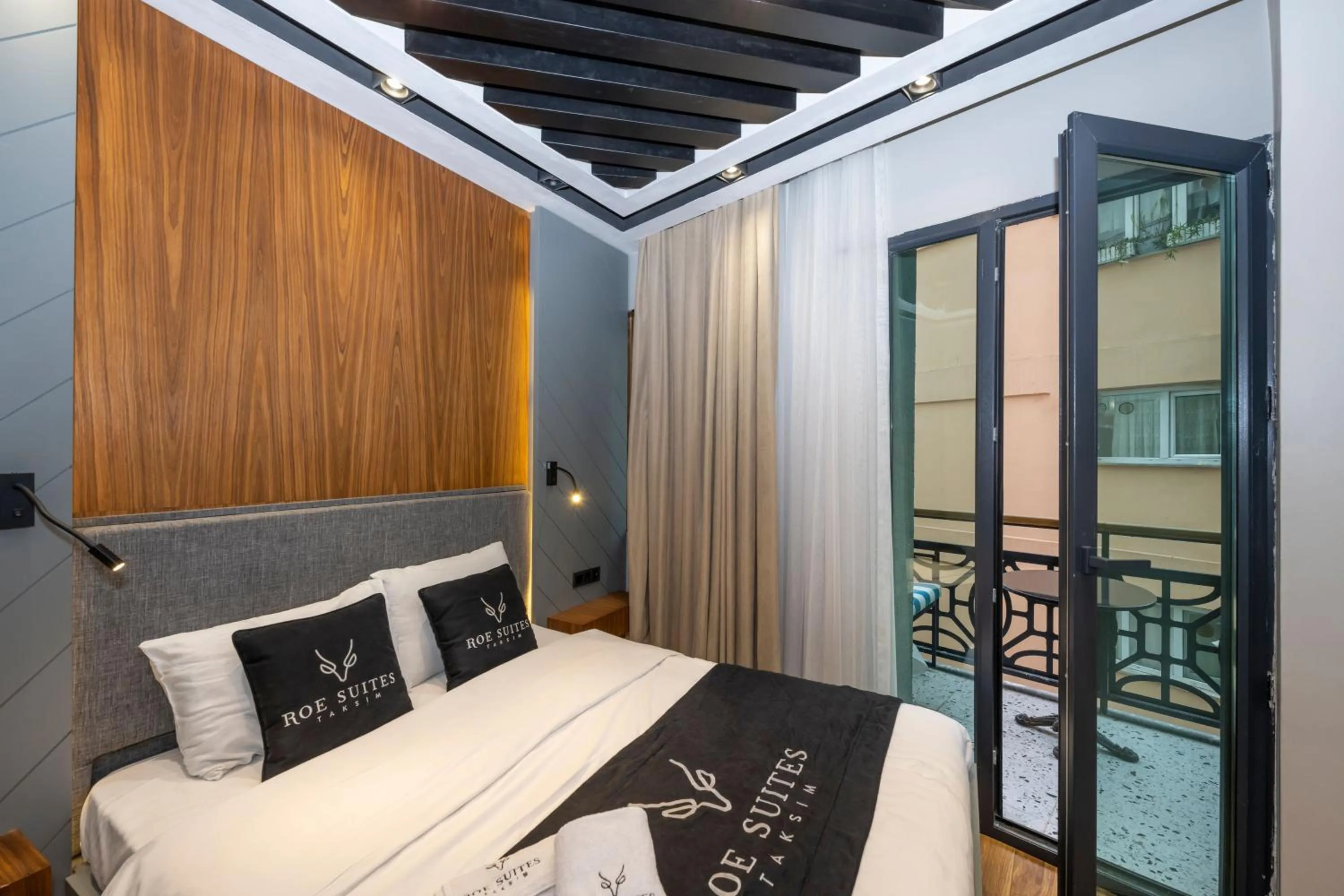 Bed in Roe Suite Hotel - TAKSIM