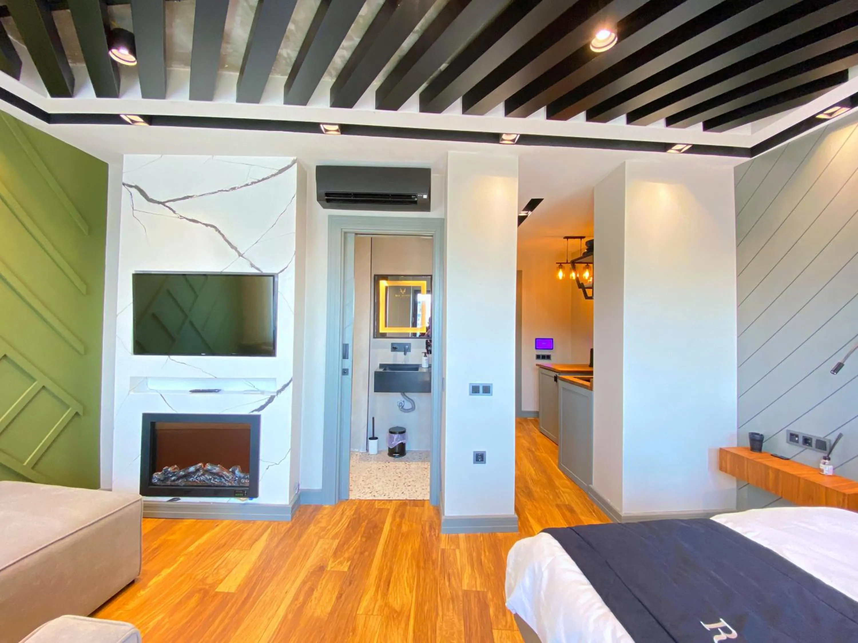 Bed in Roe Suite Hotel - TAKSIM