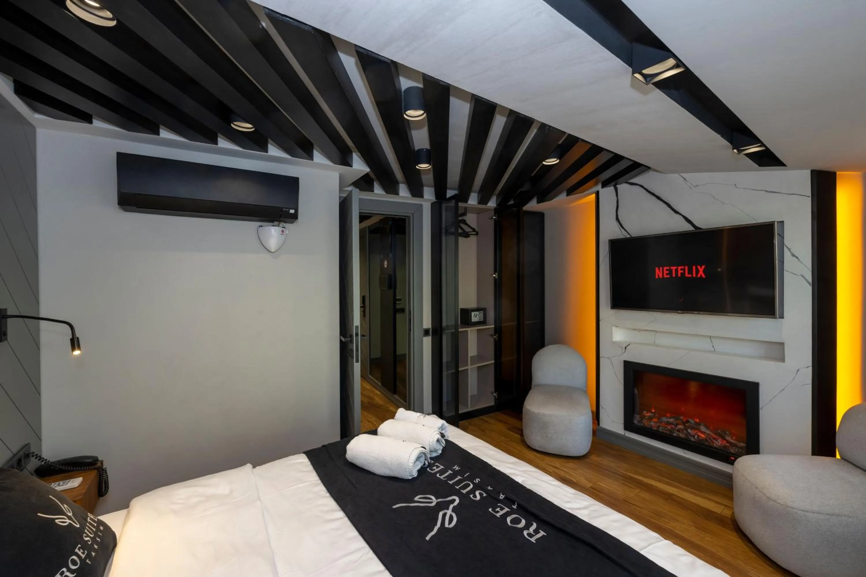 Bed in Roe Suite Hotel - TAKSIM