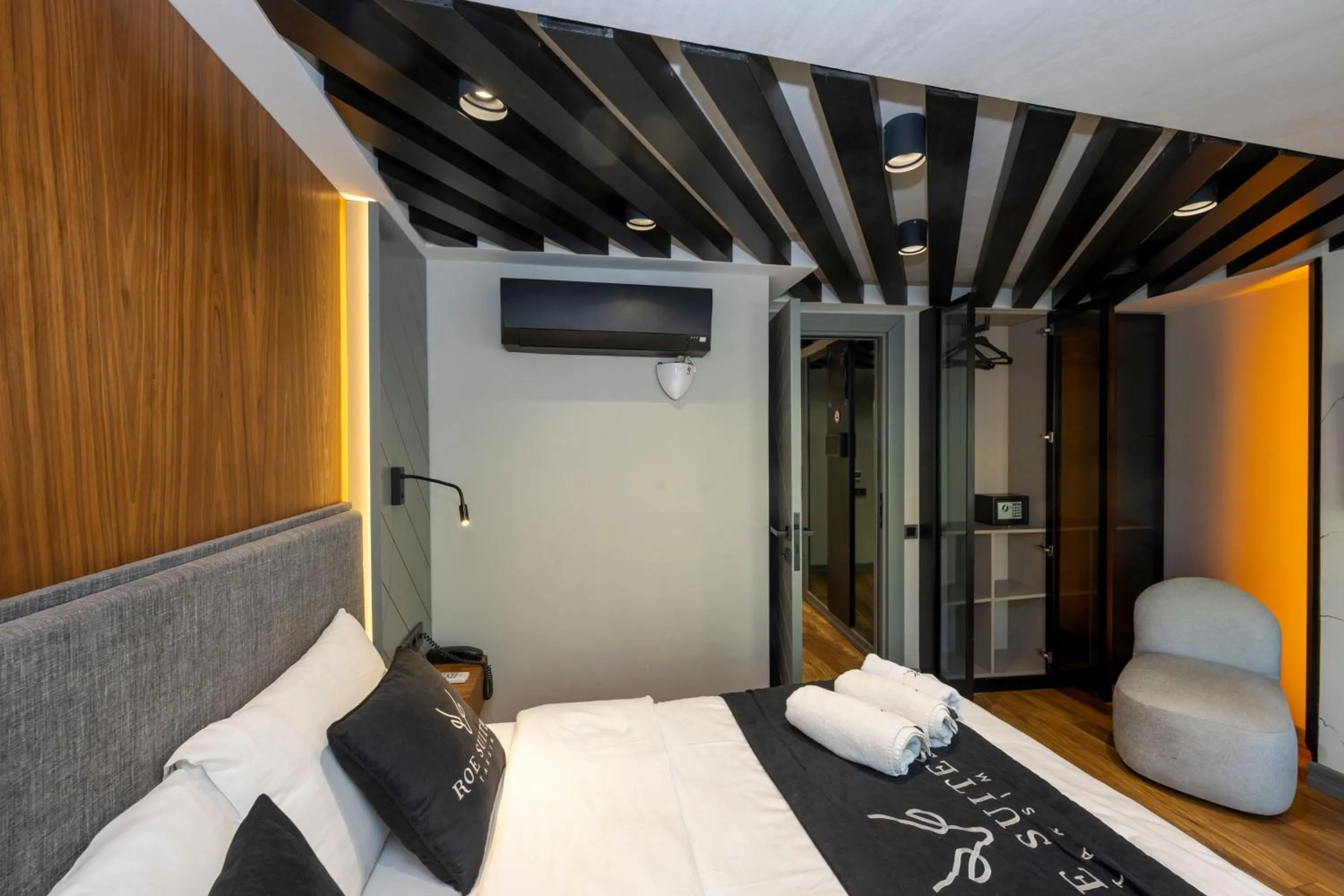 Bed in Roe Suite Hotel - TAKSIM