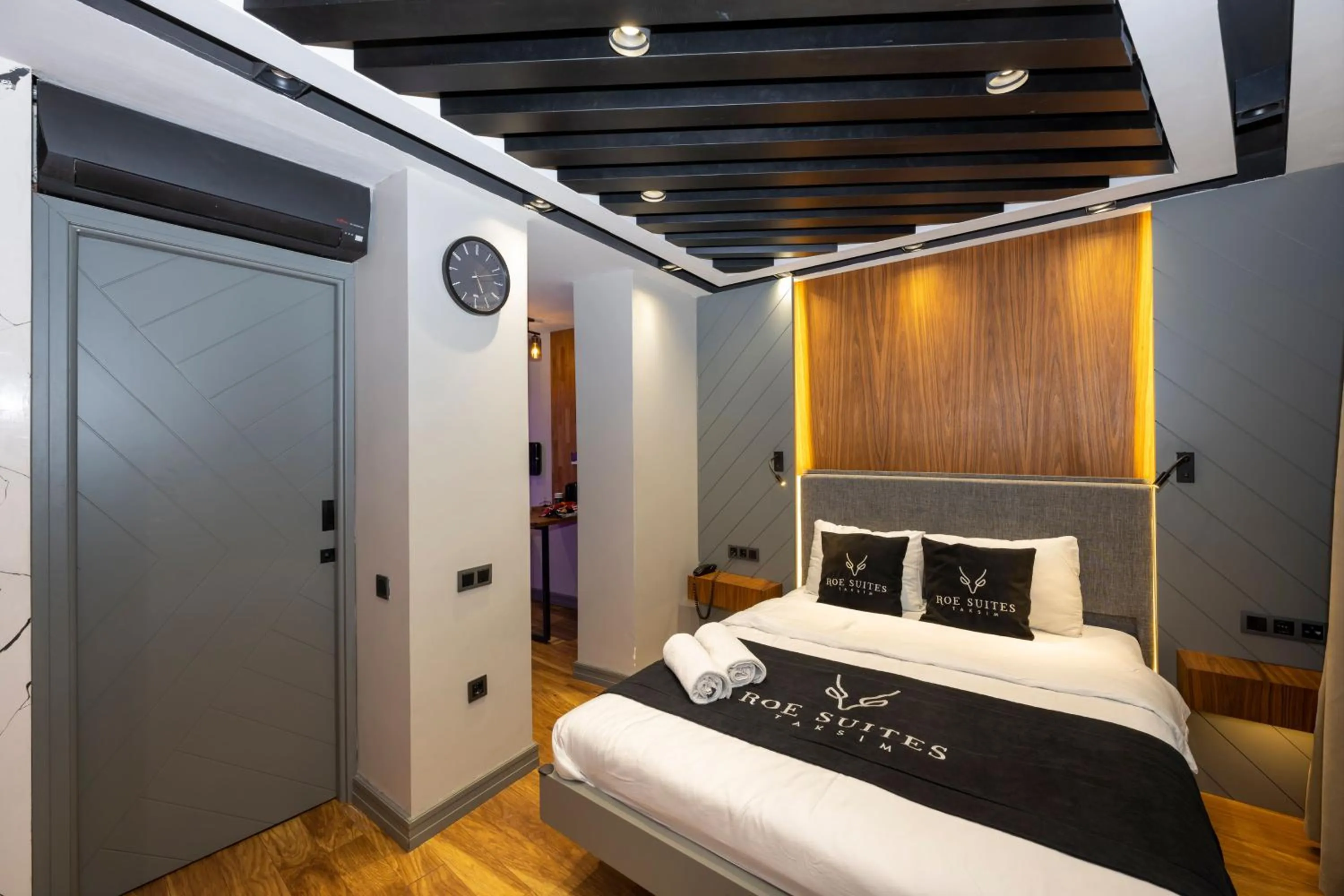 Bed in Roe Suite Hotel - TAKSIM