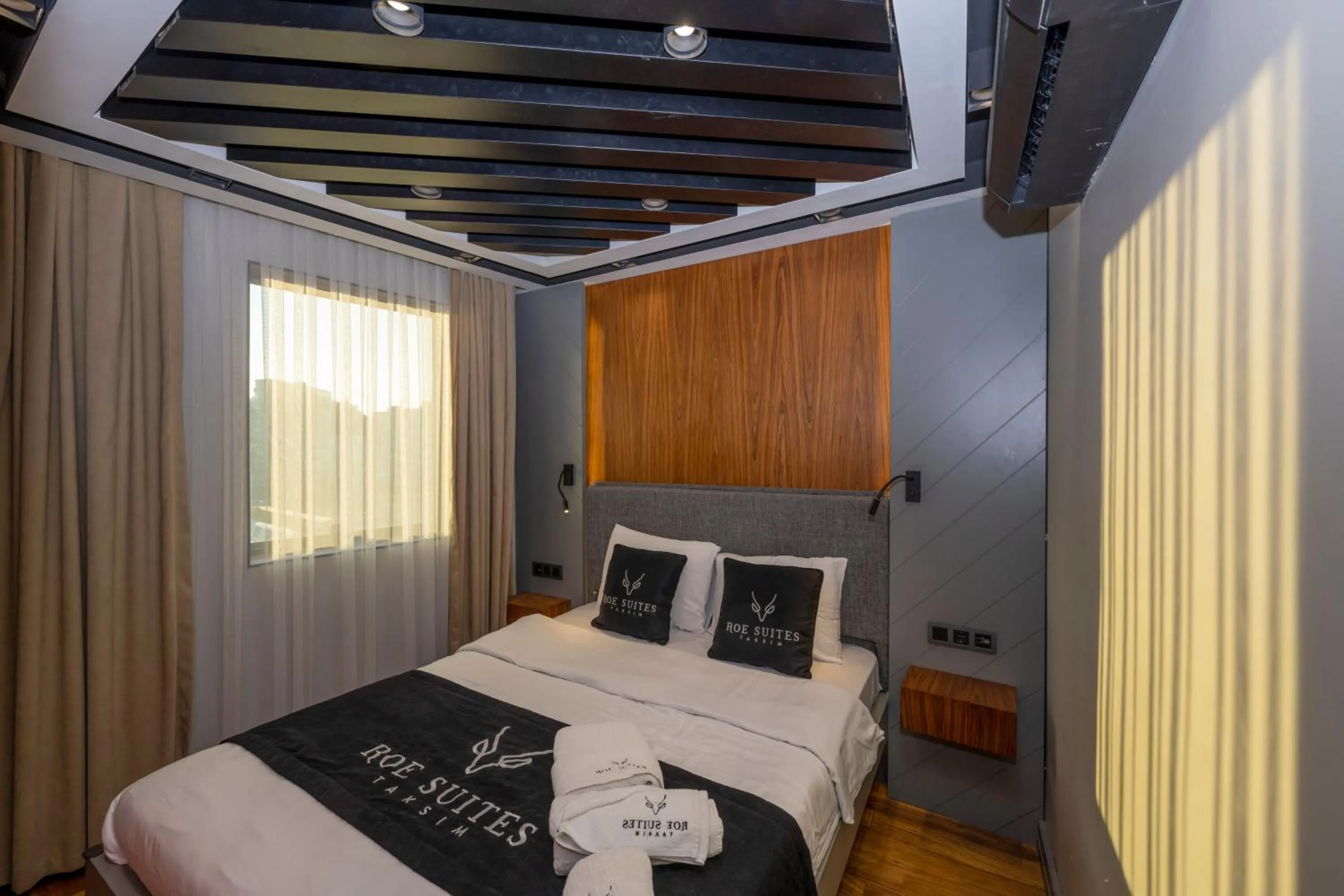 Bed in Roe Suite Hotel - TAKSIM