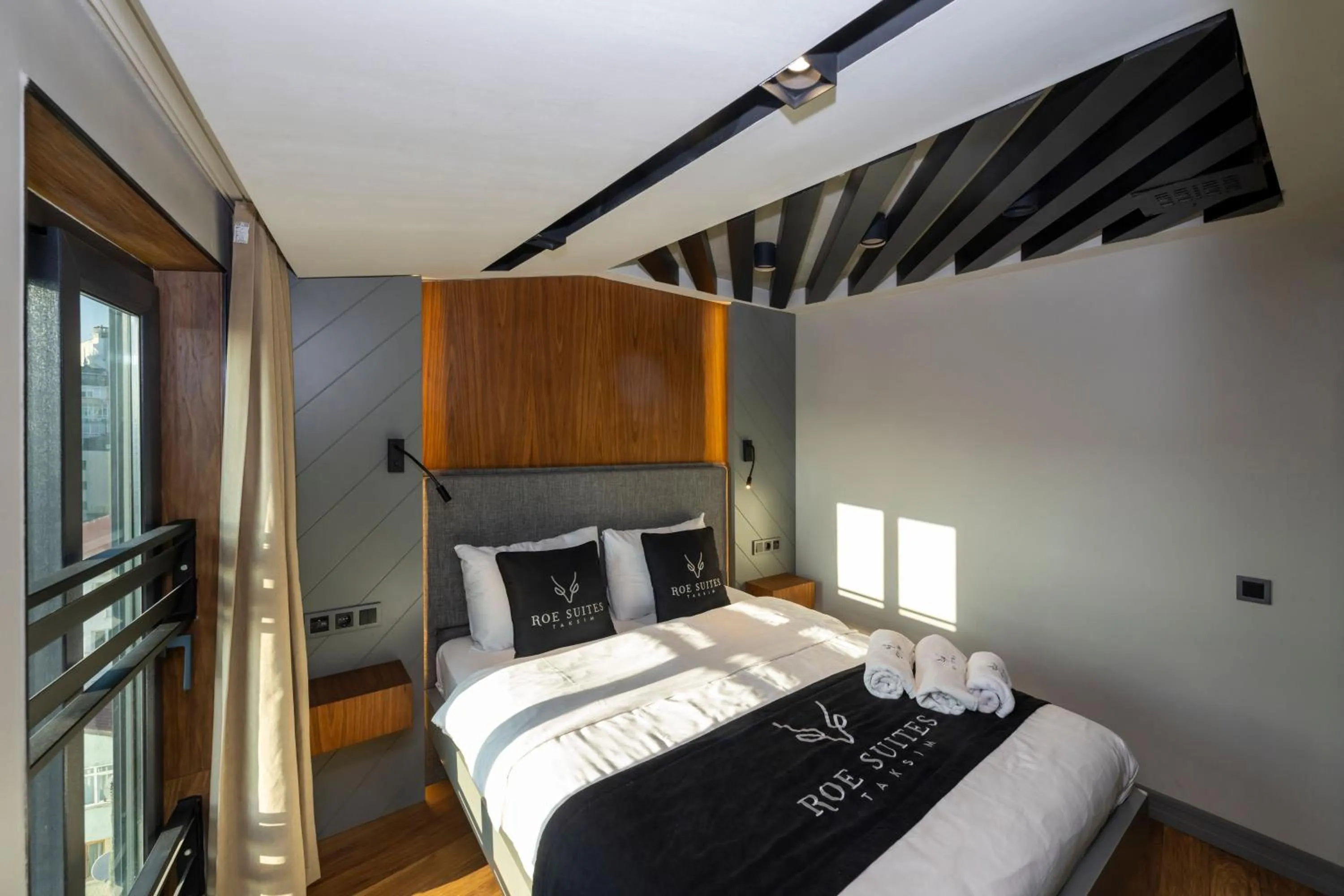 Bed in Roe Suite Hotel - TAKSIM