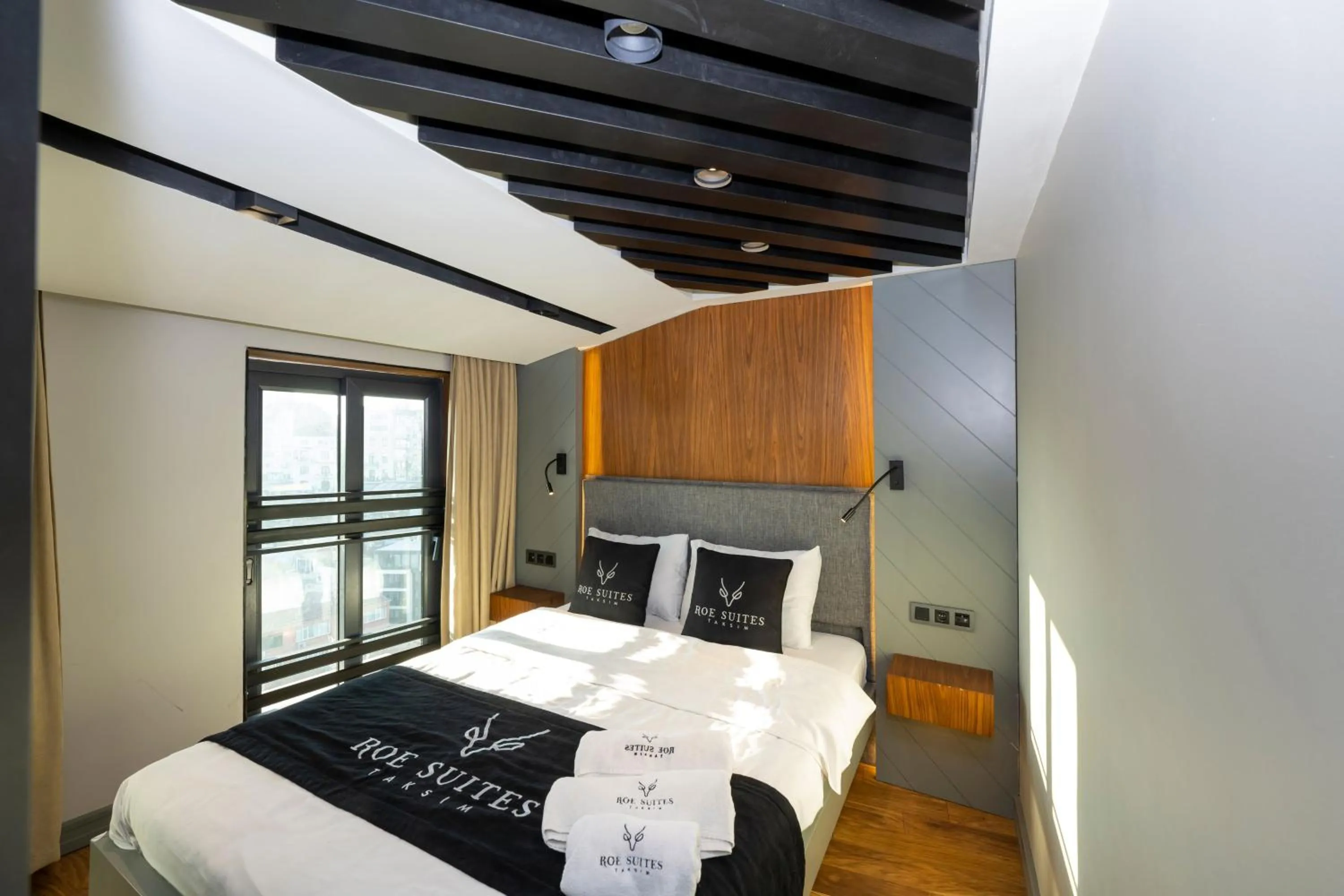 Bed in Roe Suite Hotel - TAKSIM