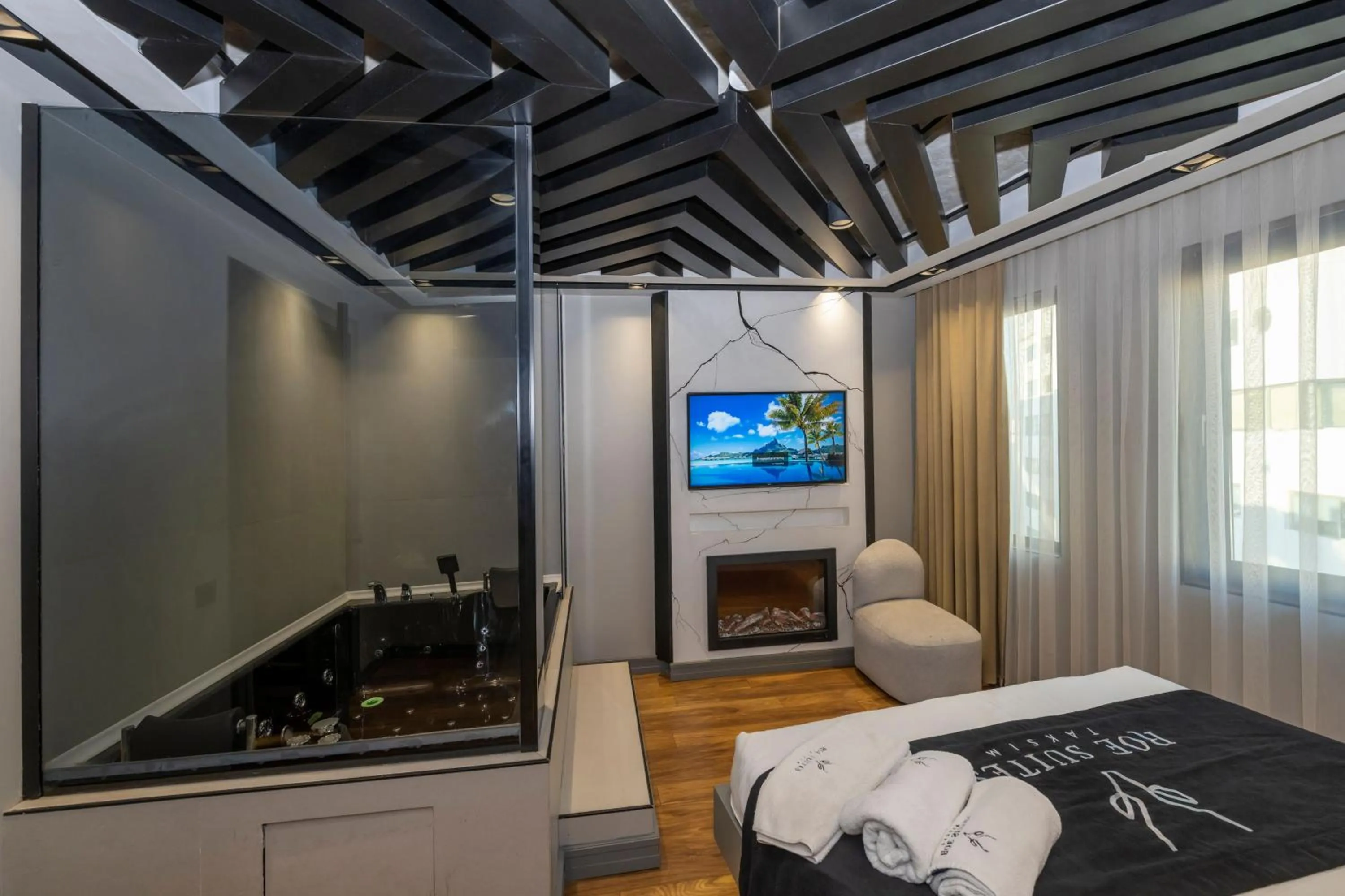 Bed in Roe Suite Hotel - TAKSIM