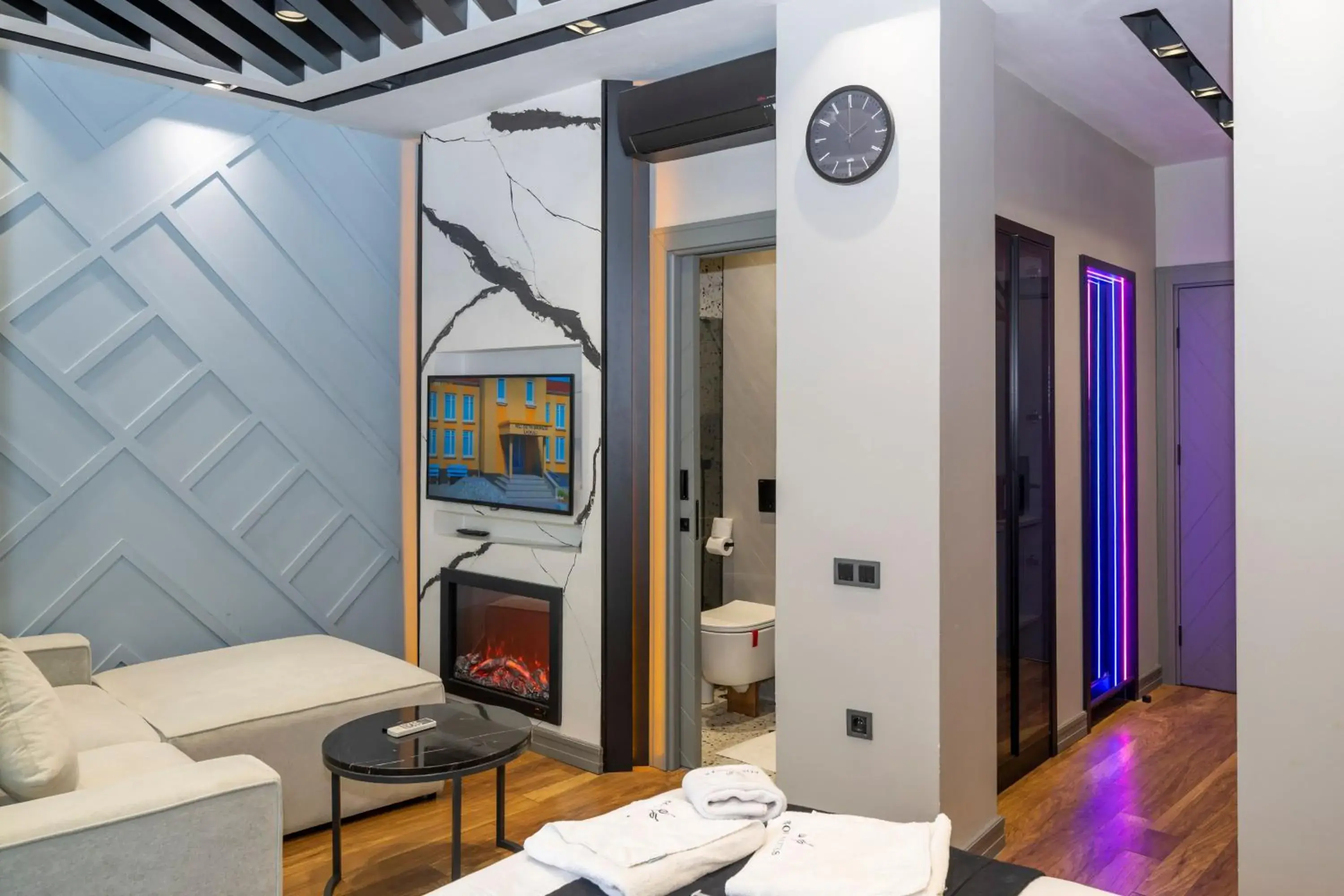 TV and multimedia, Bed in Roe Suite Hotel - TAKSIM TV and multimedia, Bed in Roe Suite Hotel - TAKSIM