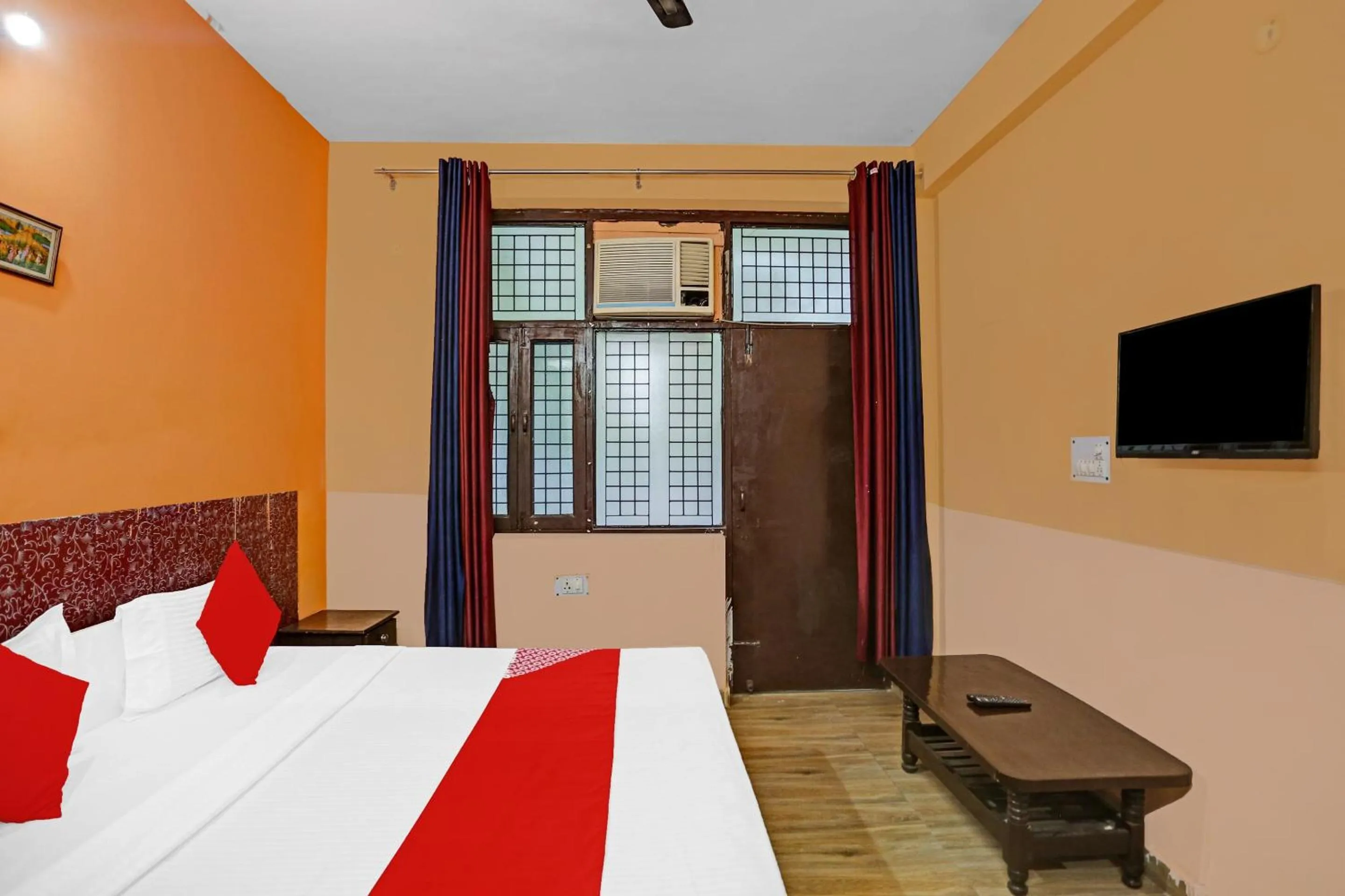 Facade/entrance, Bed in Hotel O Prince Residency