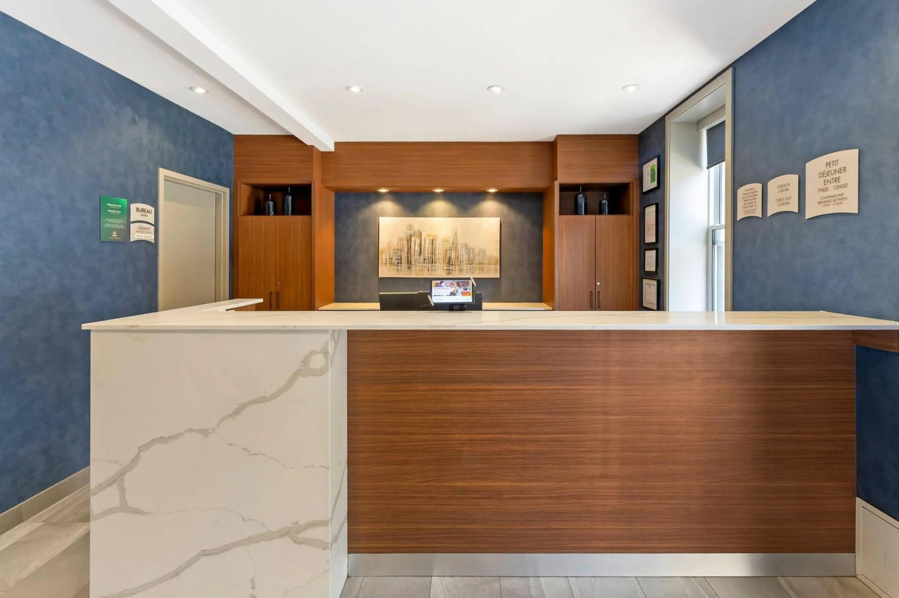 Lobby or reception in Quality Inn Centre-Ville