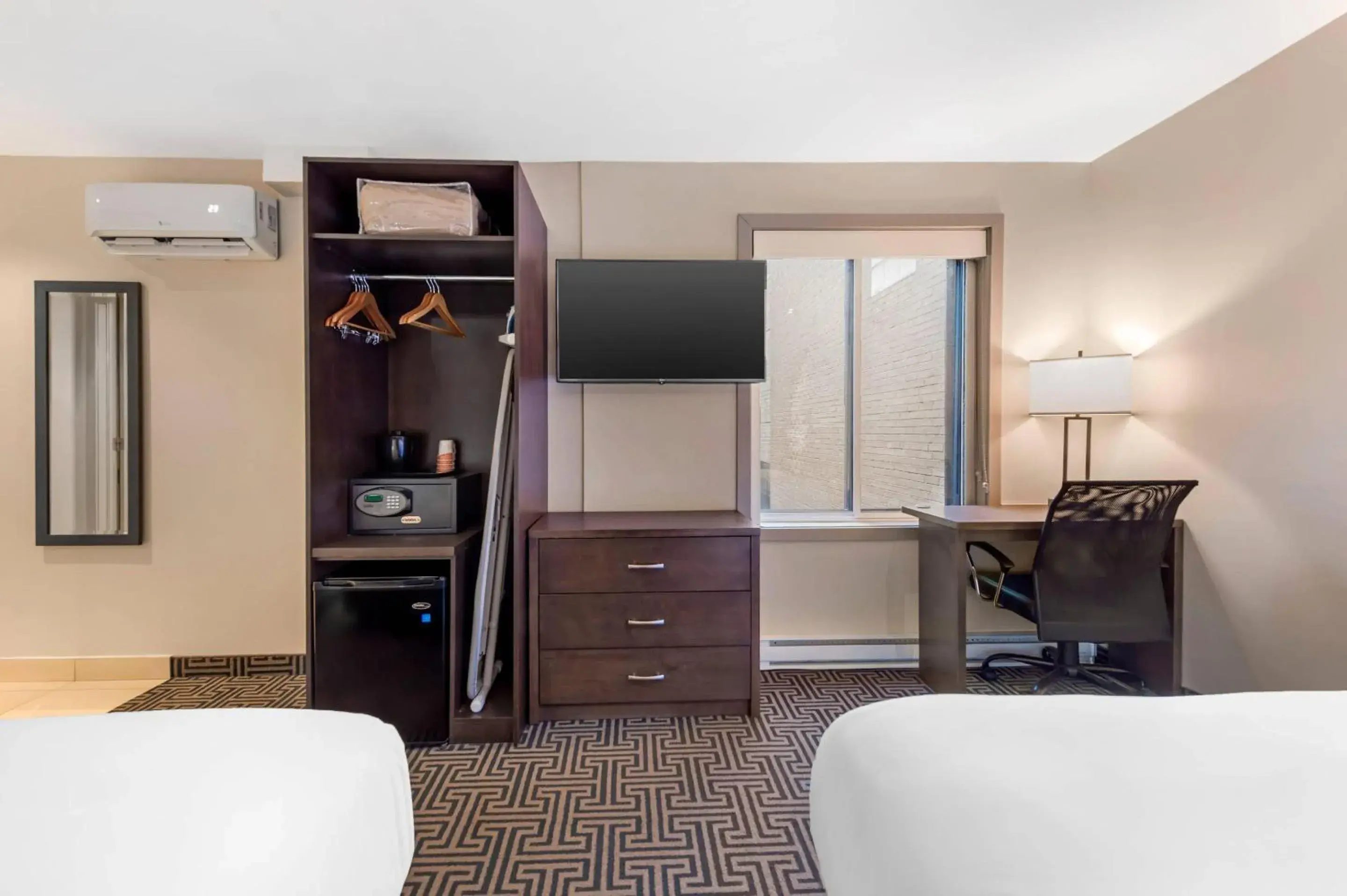 Bed in Quality Inn Centre-Ville Bed in Quality Inn Centre-Ville