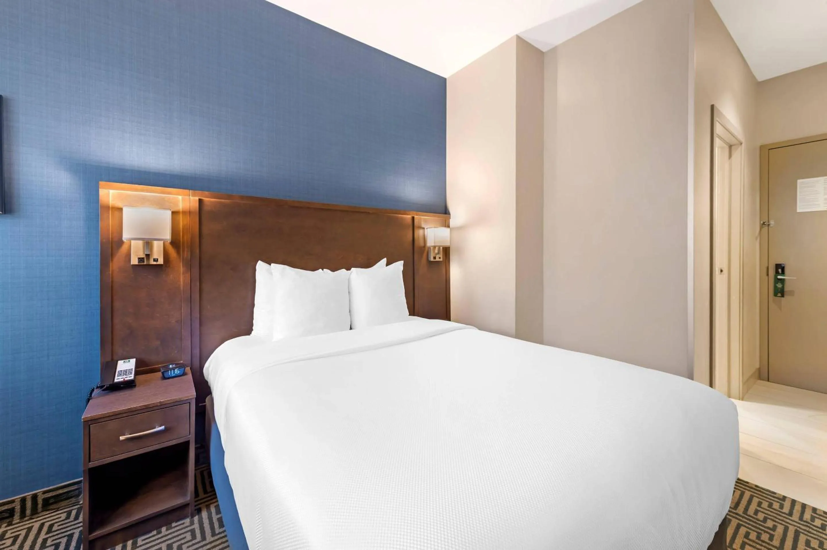 Bedroom, Bed in Quality Inn Centre-Ville