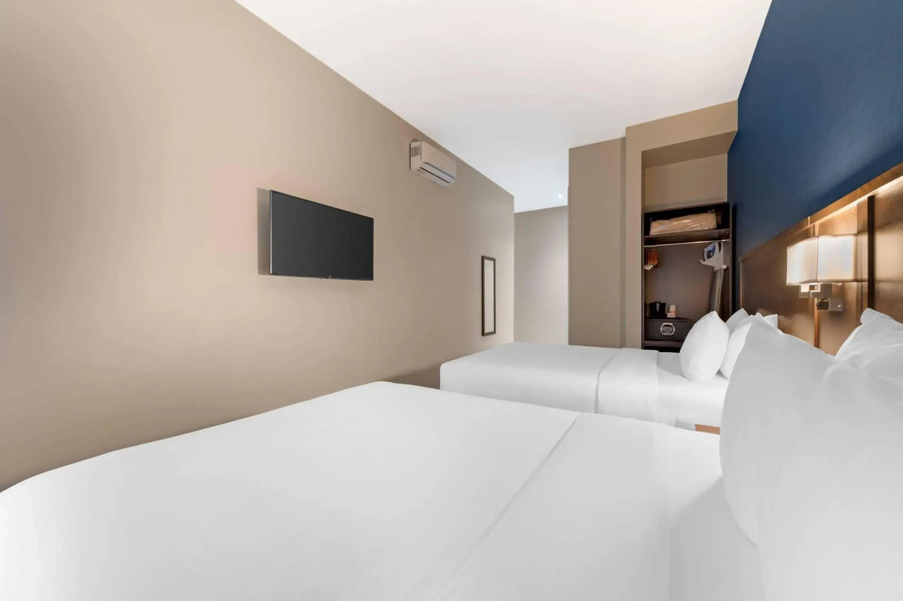 Bed in Quality Inn Centre-Ville Bed in Quality Inn Centre-Ville