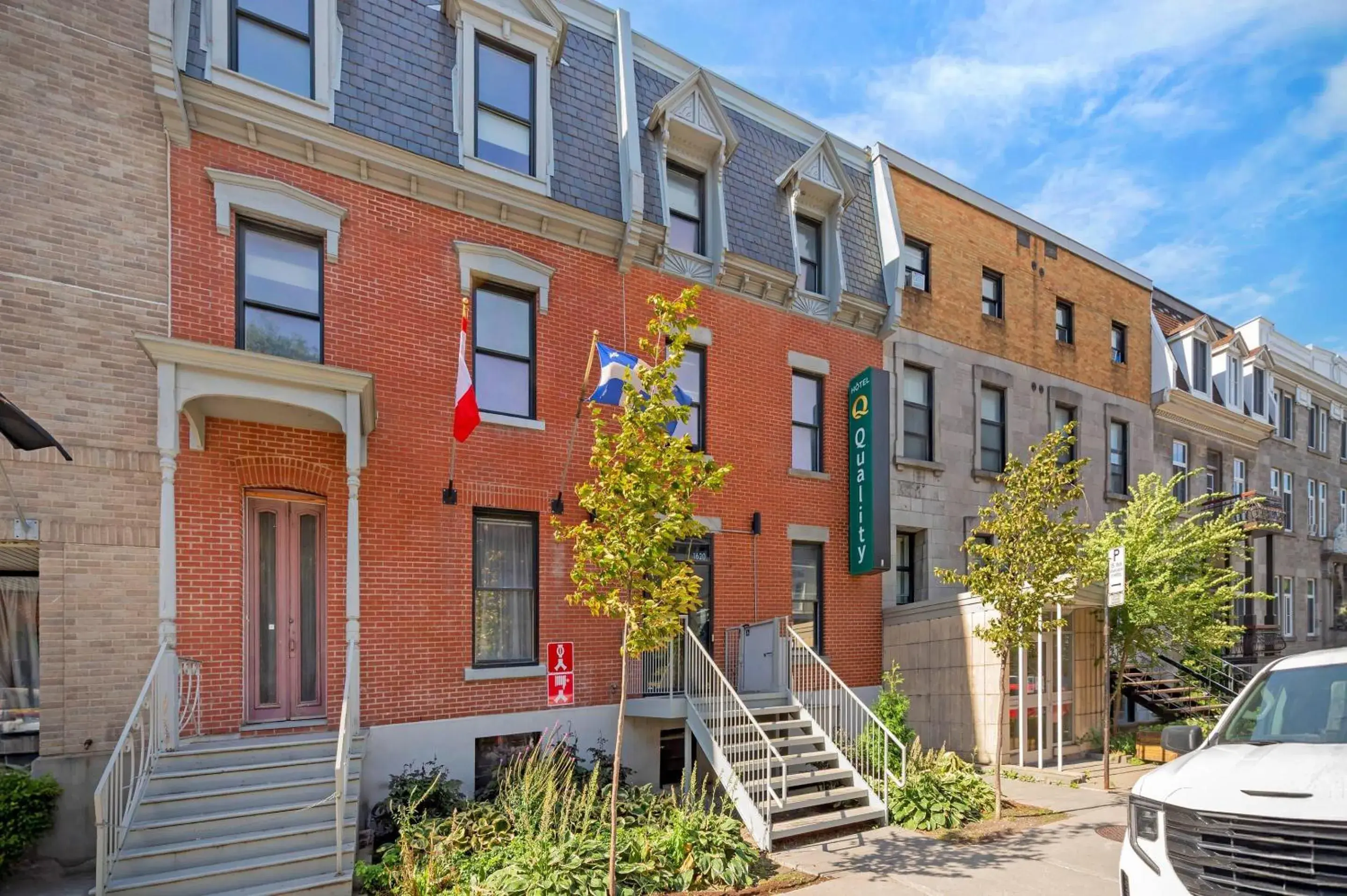 Property building in Quality Inn Centre-Ville Property building in Quality Inn Centre-Ville