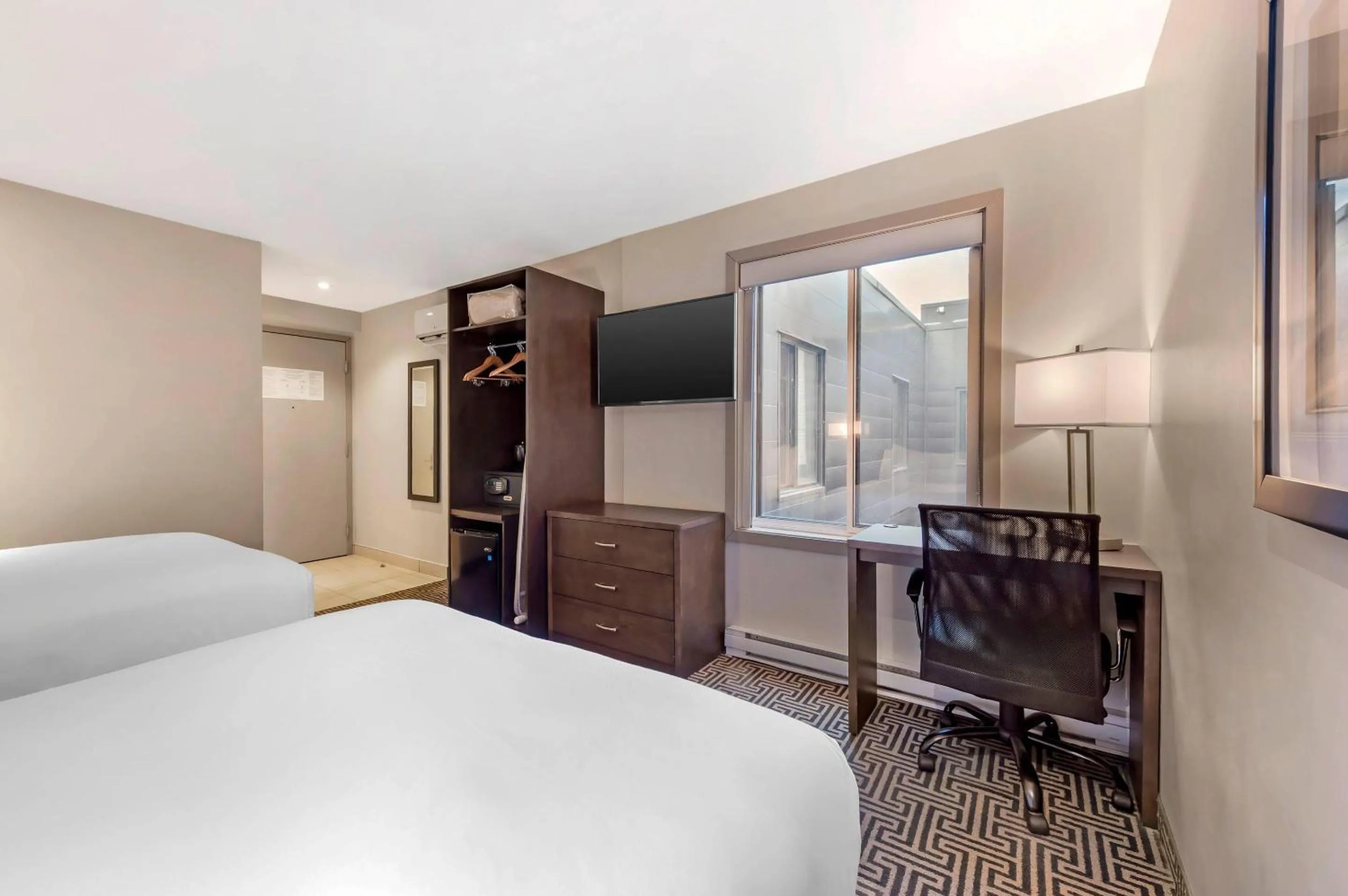 Bedroom, Bed in Quality Inn Centre-Ville