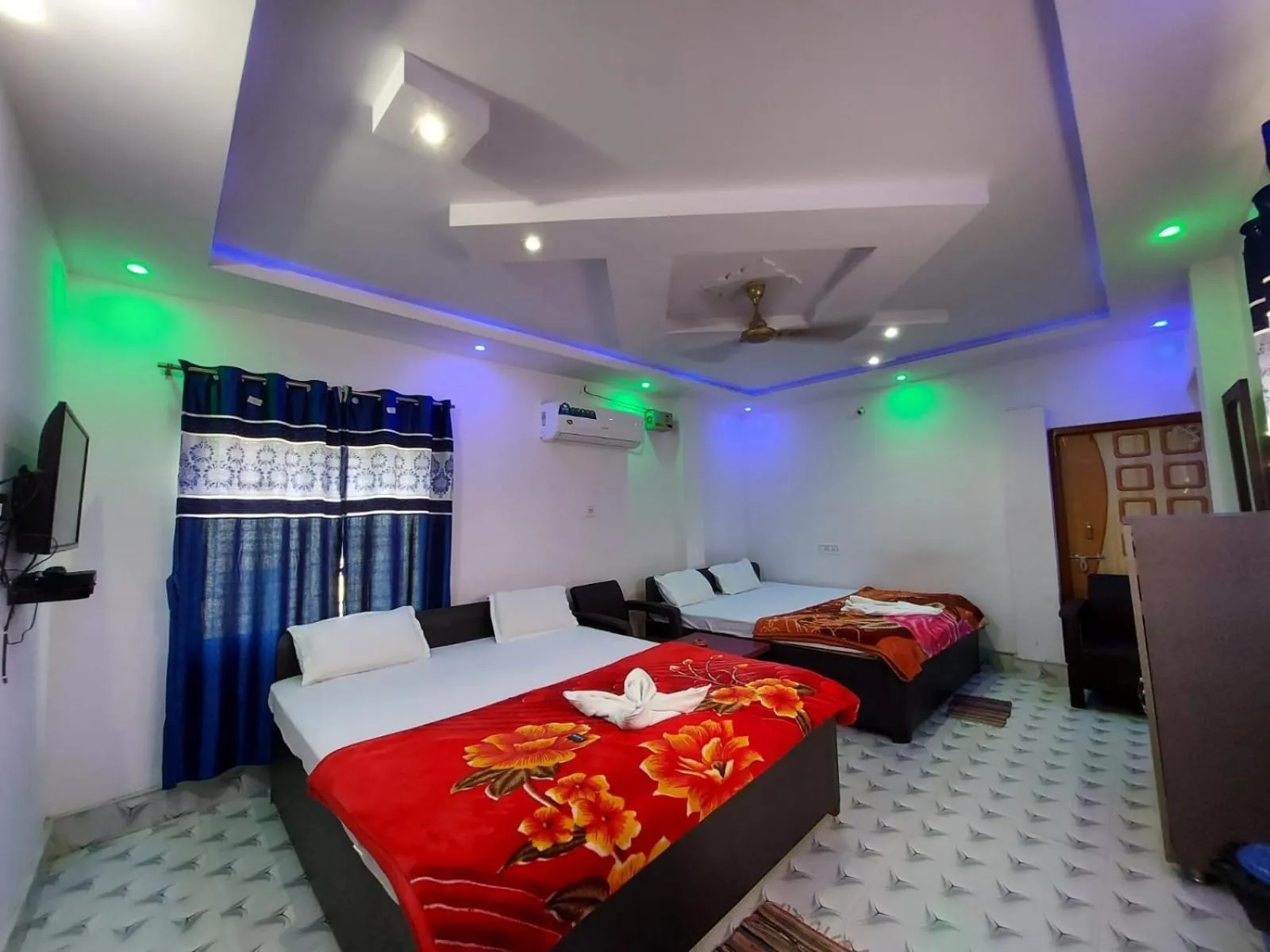 TV and multimedia, Bed in Swastik Resort Tajpur