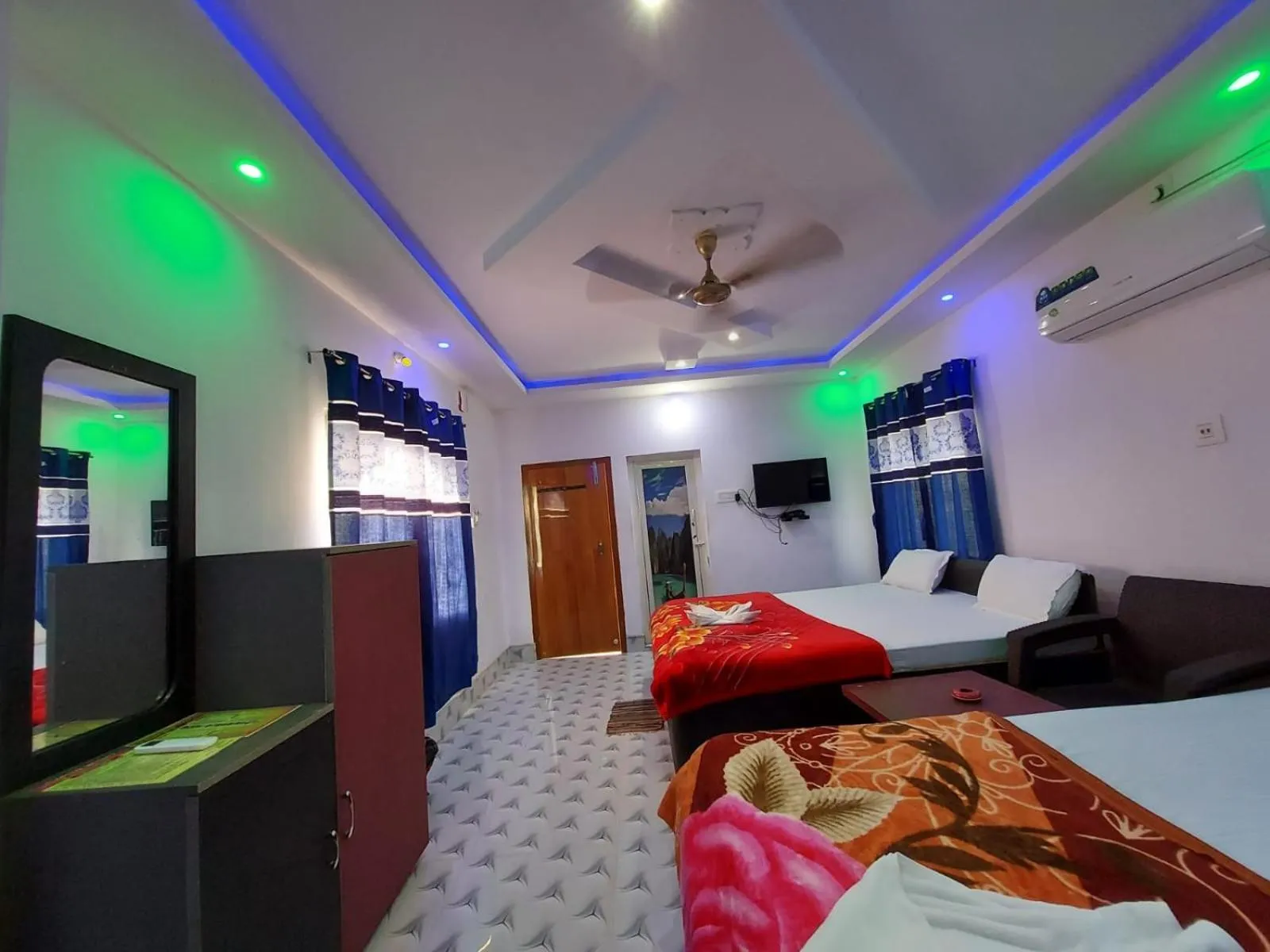 TV and multimedia, Bed in Swastik Resort Tajpur