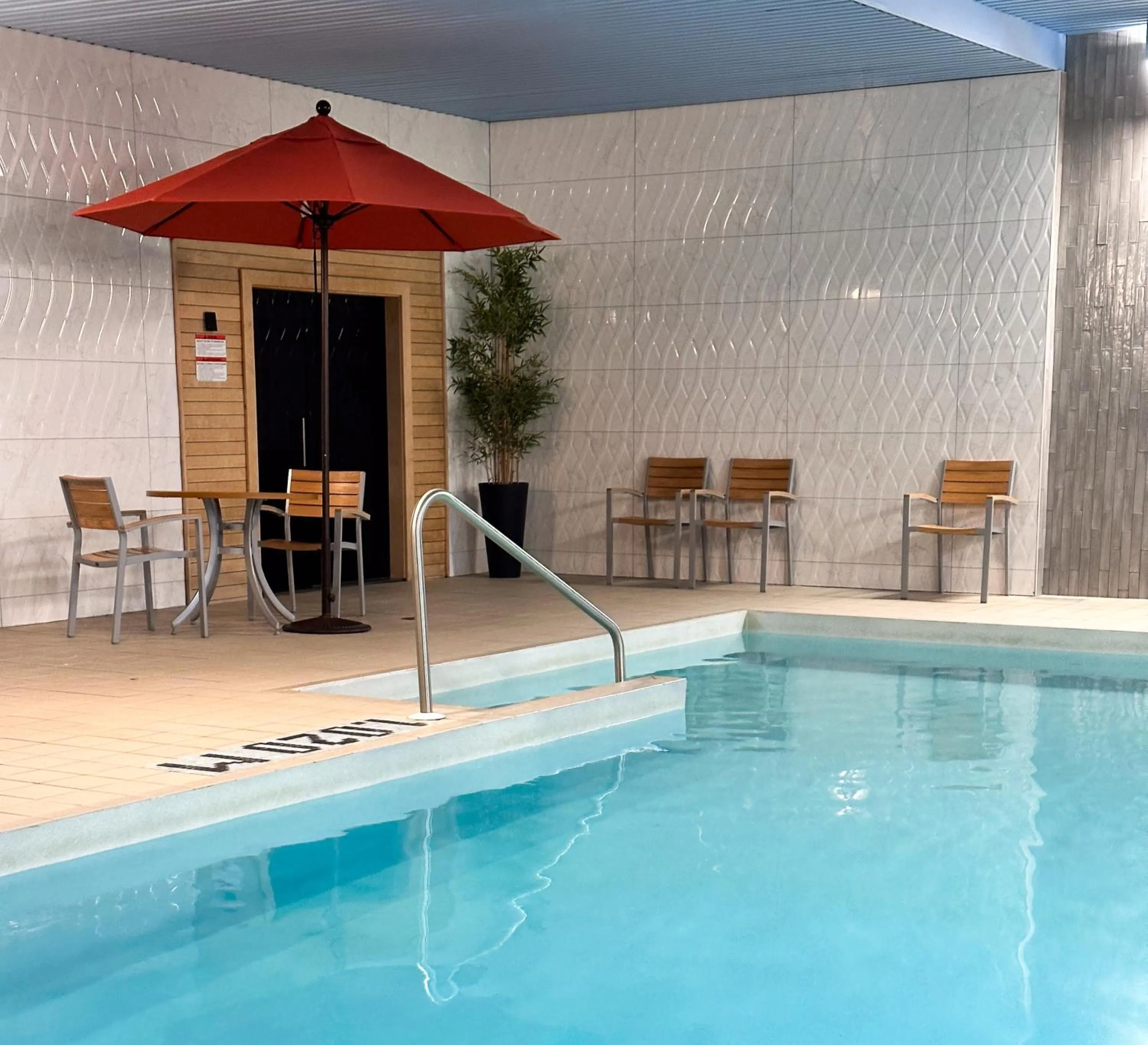 Swimming pool in Hôtel WelcomInns