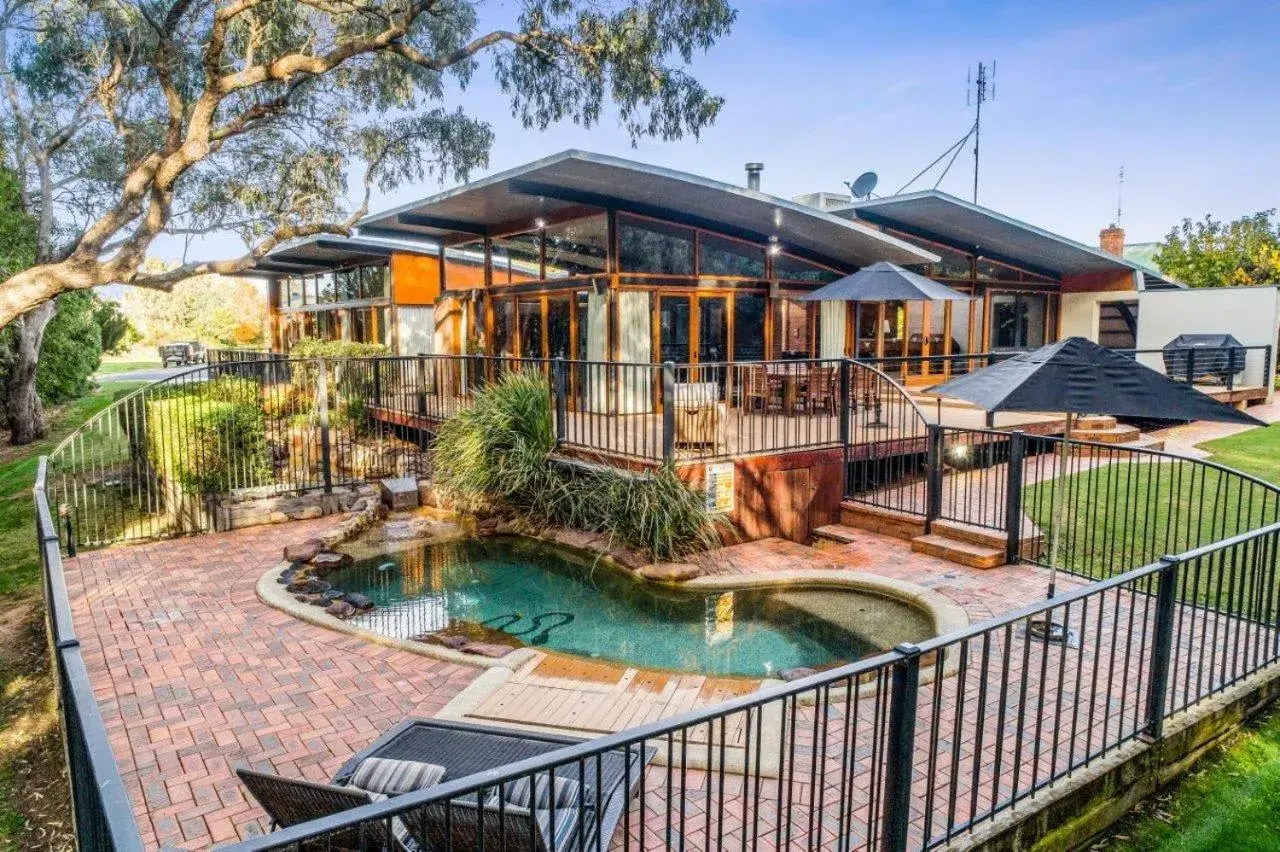 Elements - Echuca Holiday Homes Elements - Echuca Holiday Homes