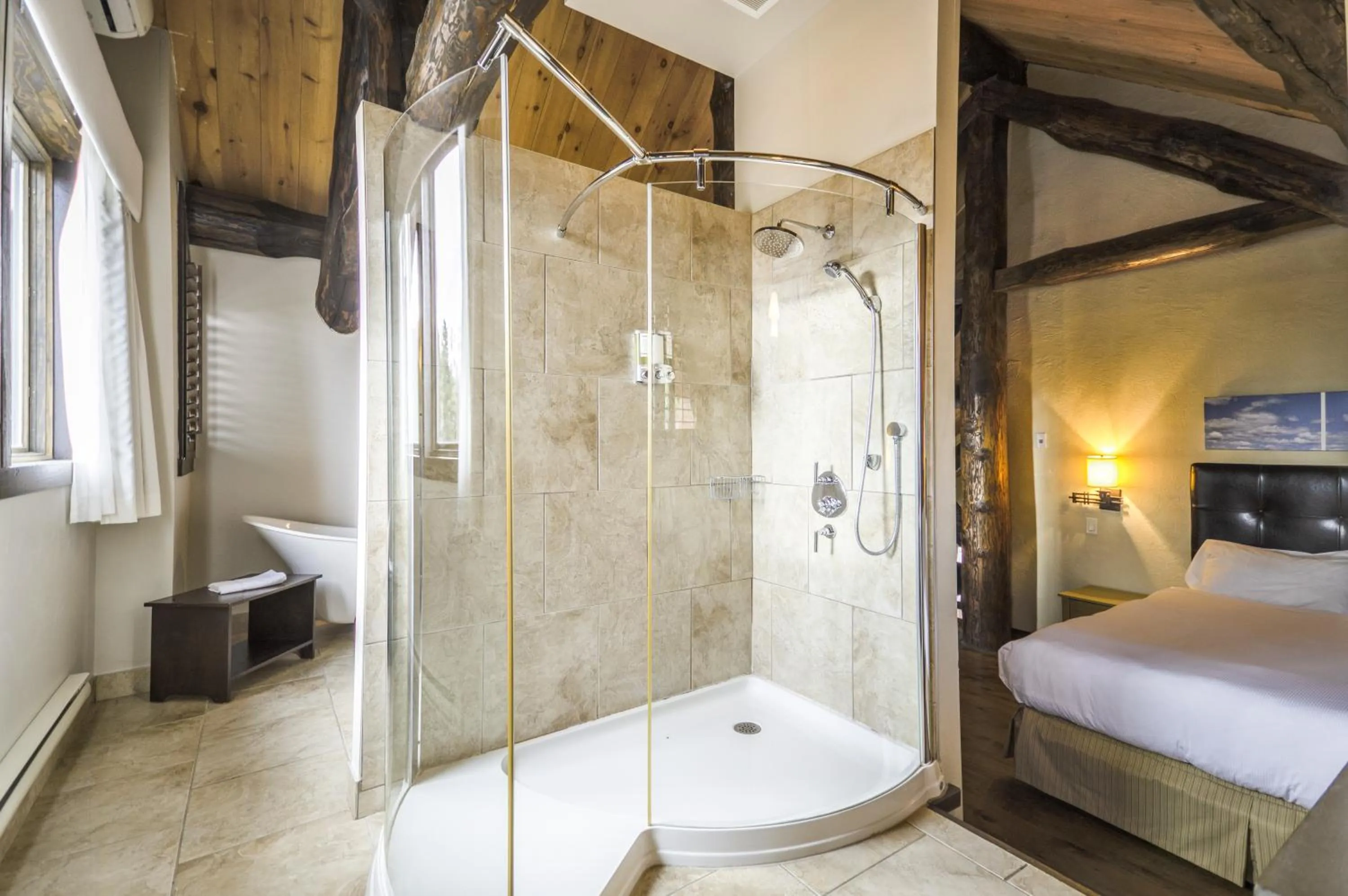 Bed in Auberge du Lac Taureau et Condos