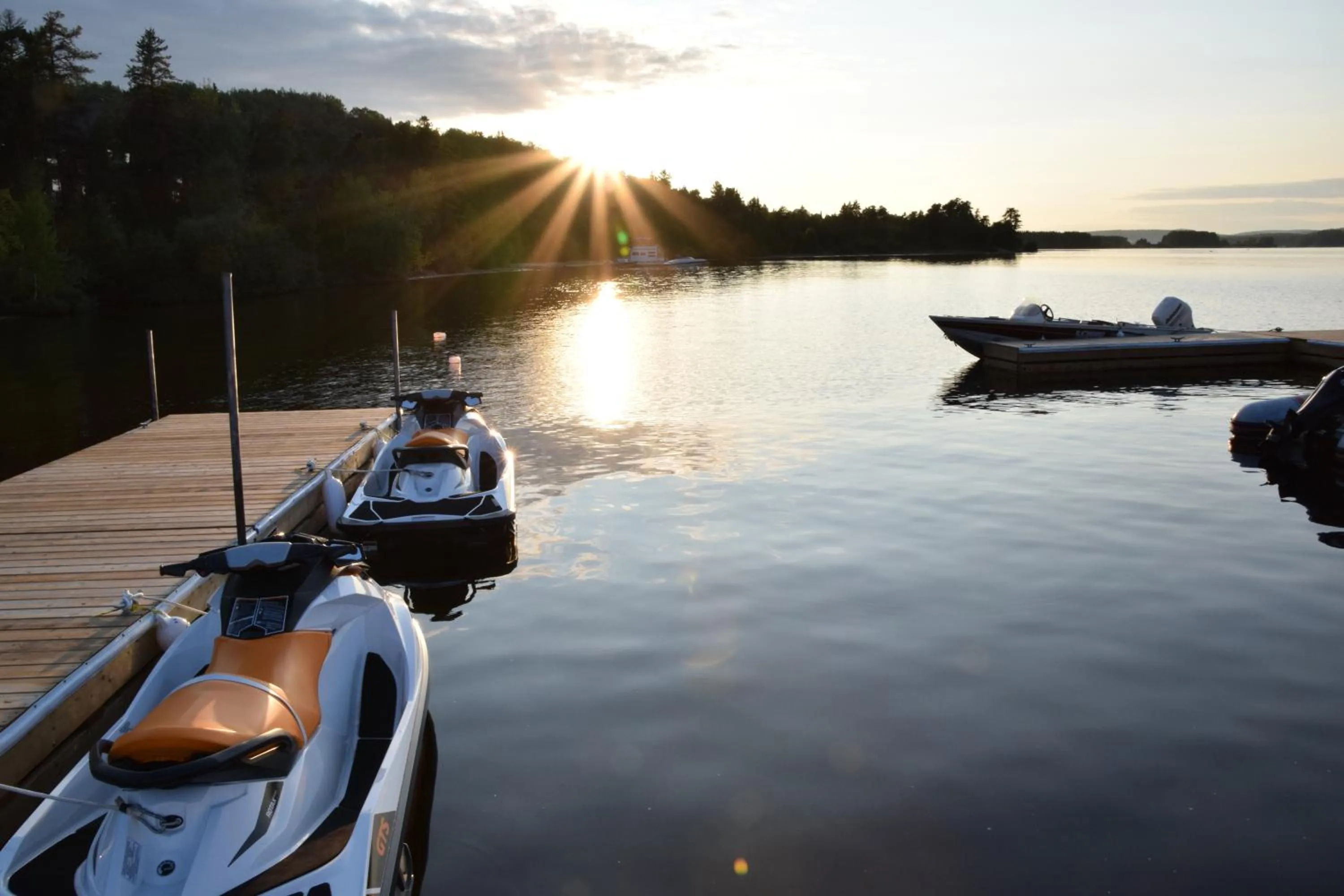 Summer in Auberge du Lac Taureau et Condos