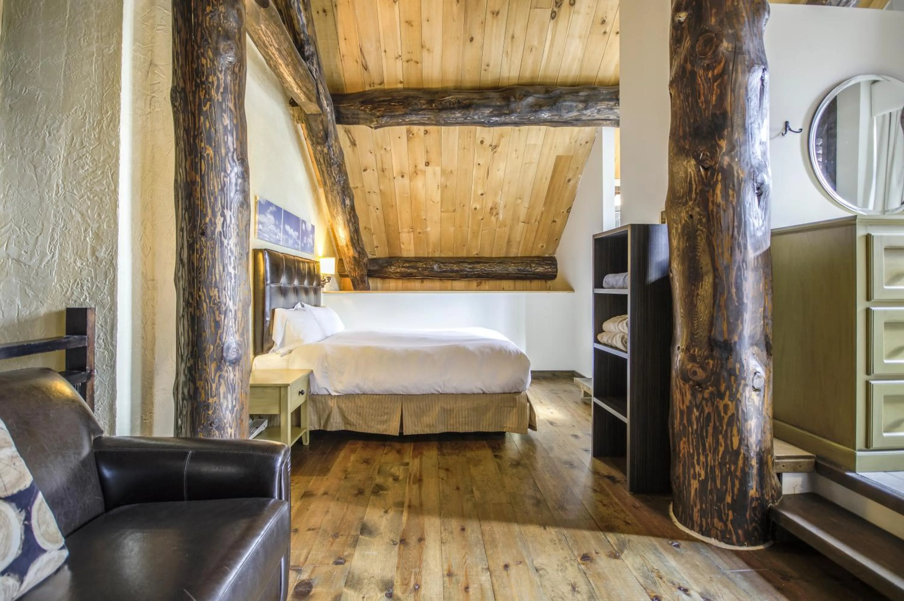 Bed in Auberge du Lac Taureau et Condos