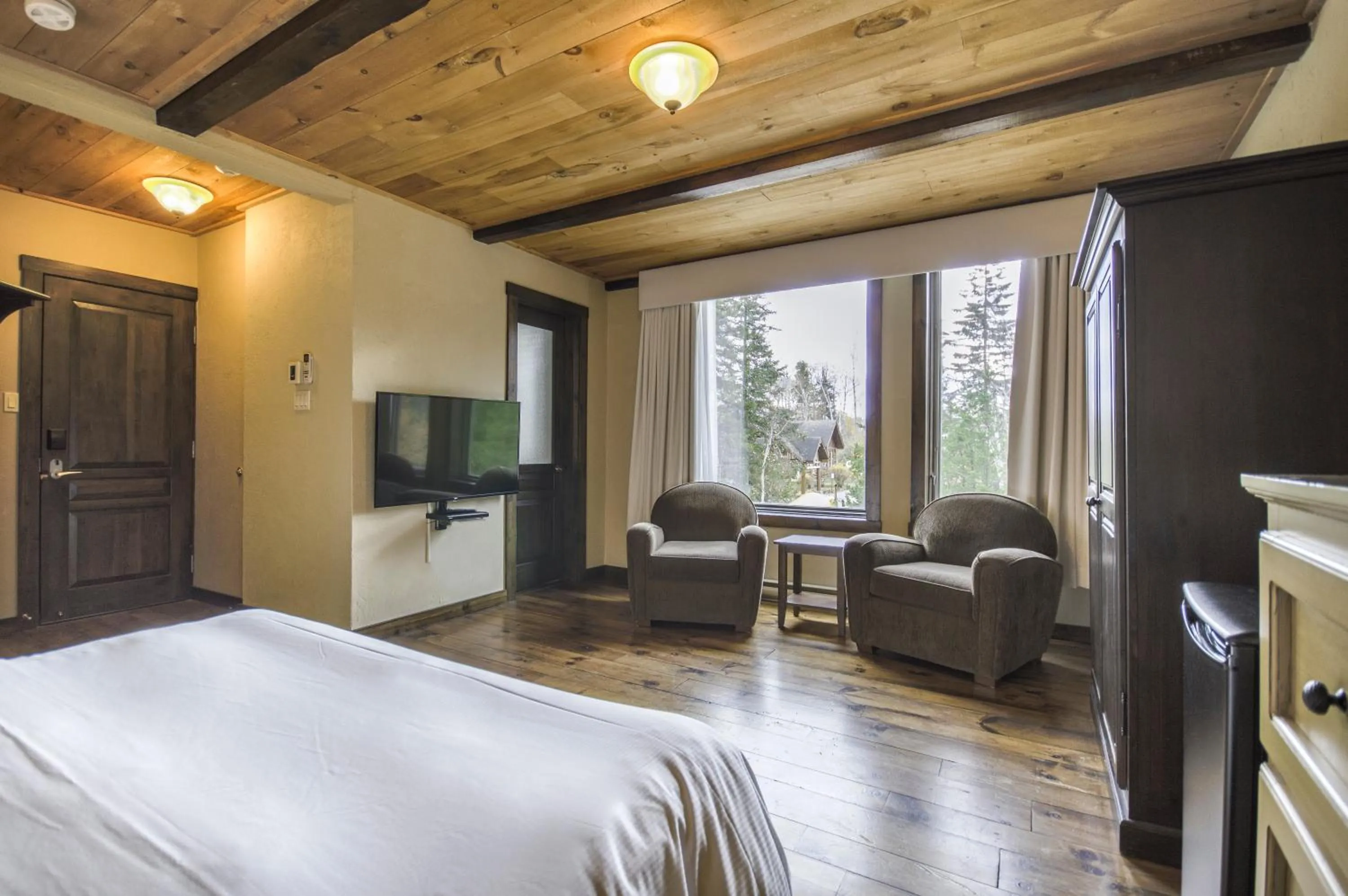 Bed in Auberge du Lac Taureau et Condos