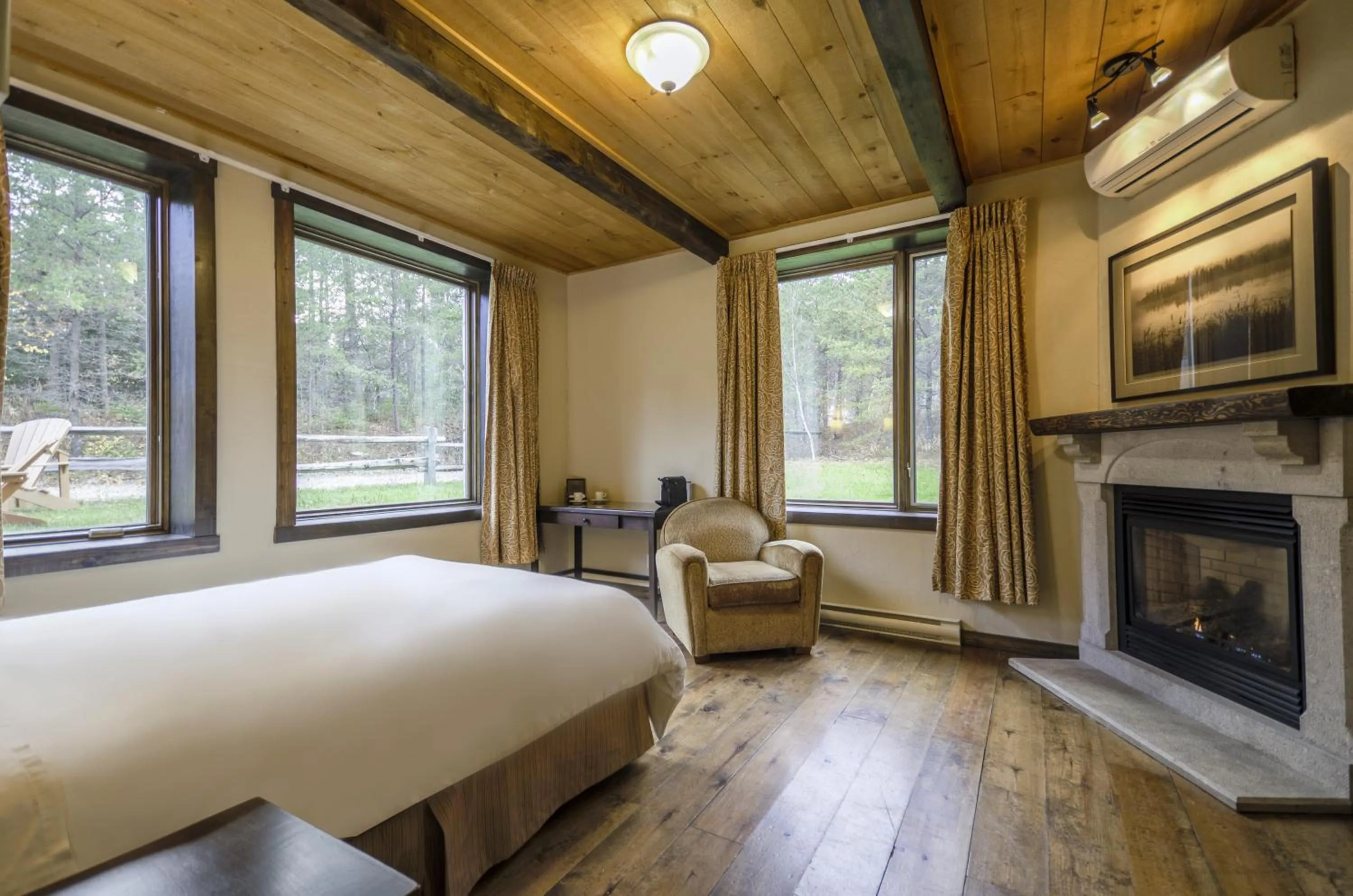 Bed in Auberge du Lac Taureau et Condos