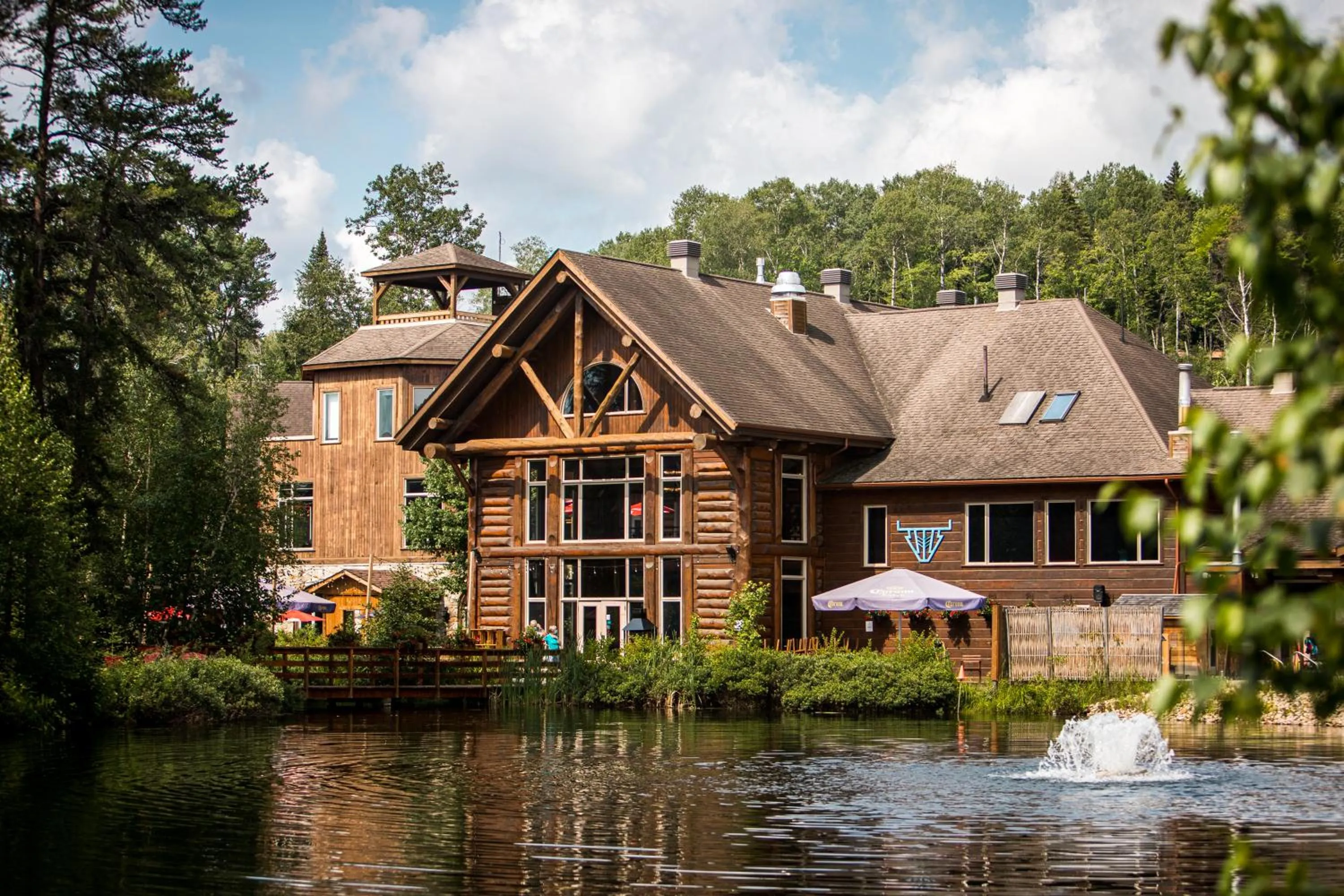 Property building in Auberge du Lac Taureau et Condos
