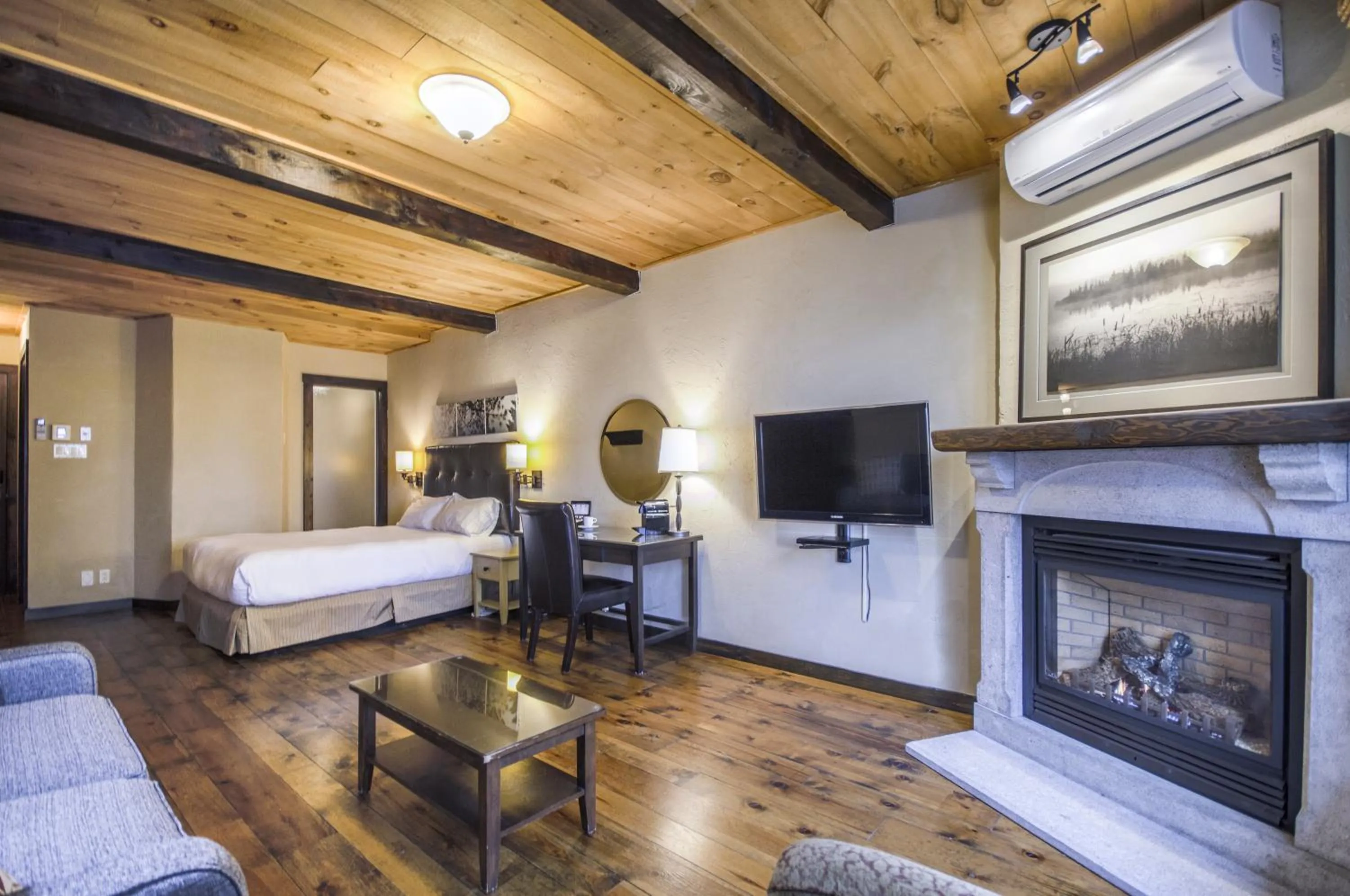 Bed in Auberge du Lac Taureau et Condos