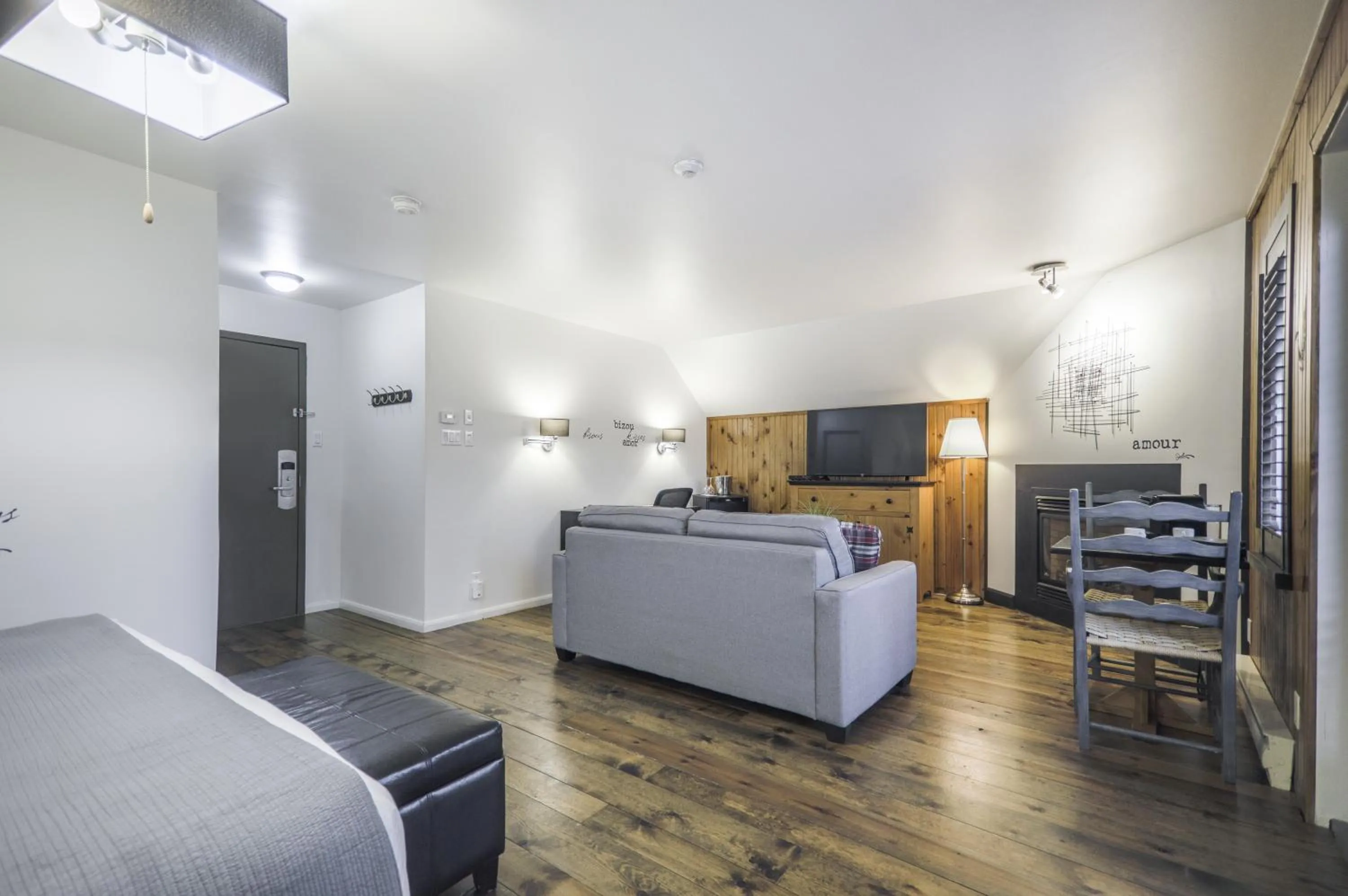 Bed in Auberge du Lac Taureau et Condos