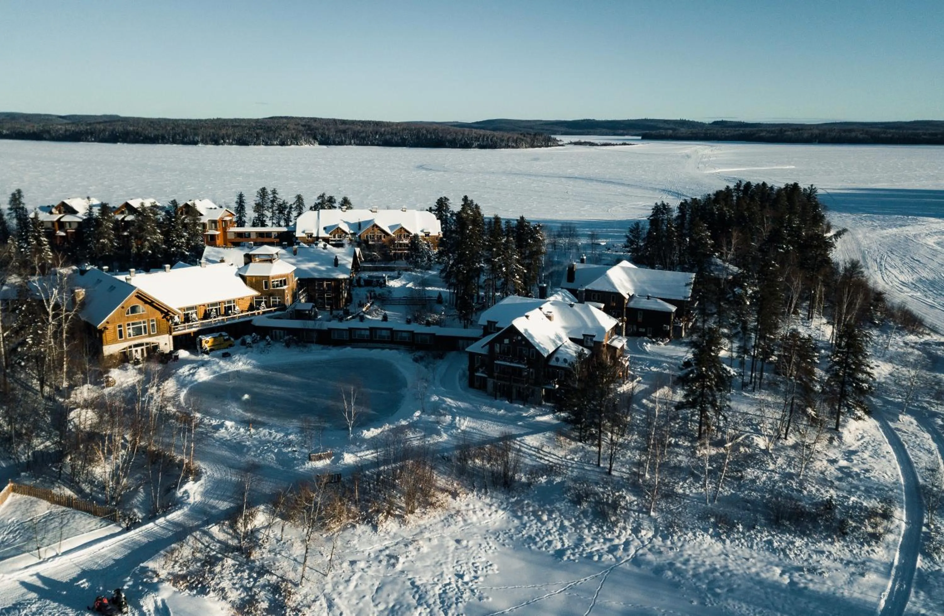 Property building in Auberge du Lac Taureau et Condos
