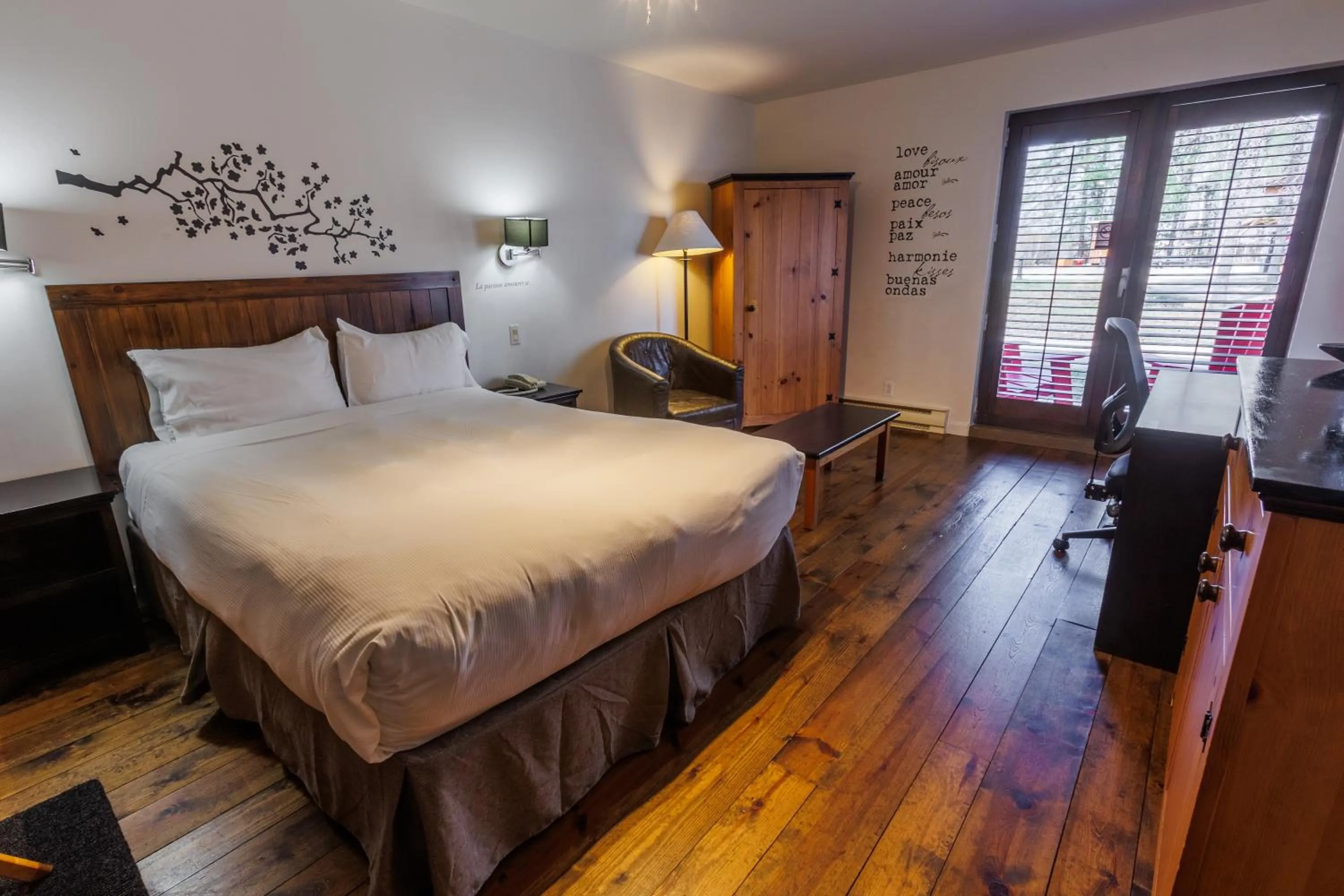Bedroom, Bed in Auberge du Lac Taureau et Condos