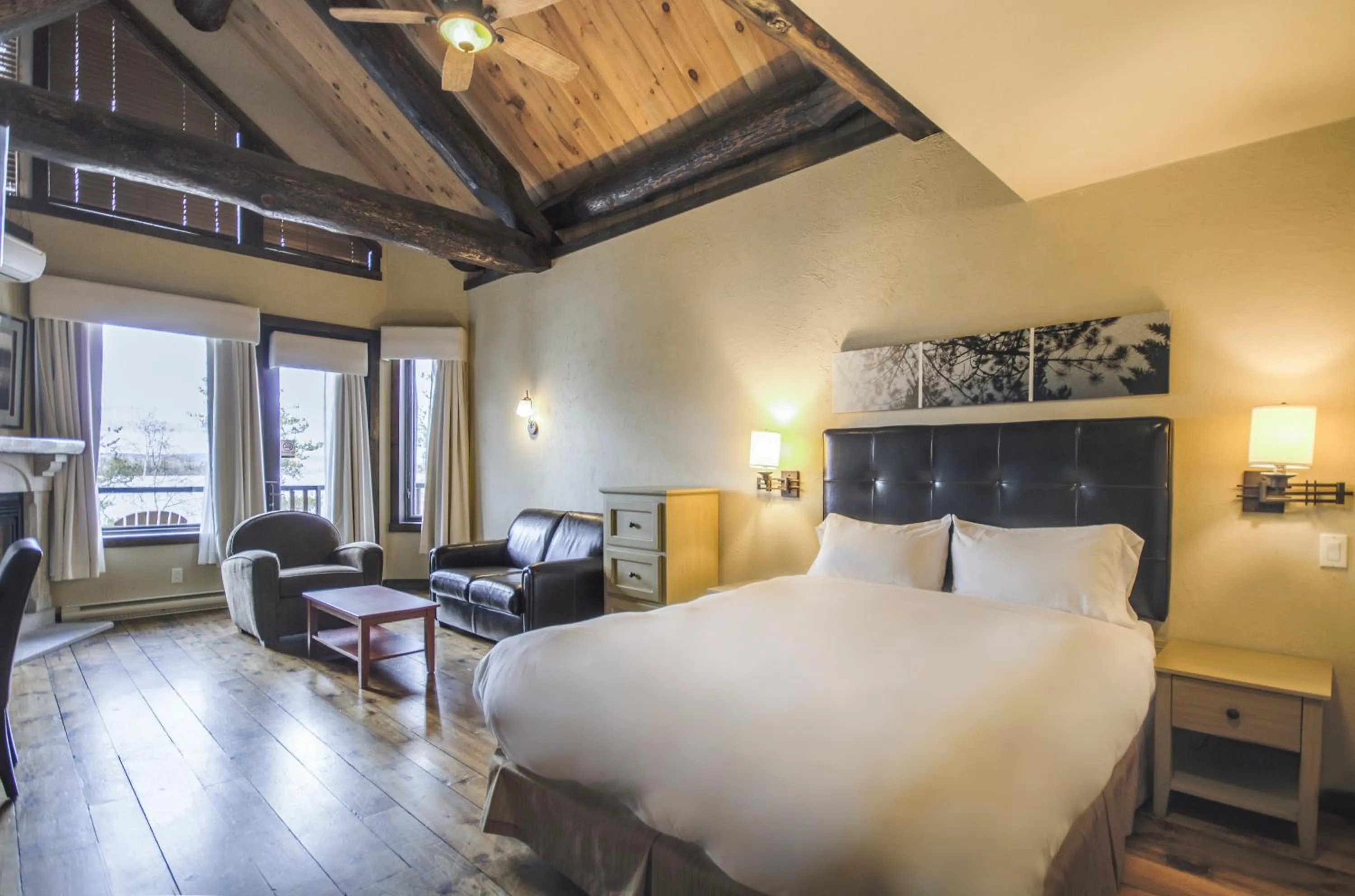 Bed in Auberge du Lac Taureau et Condos