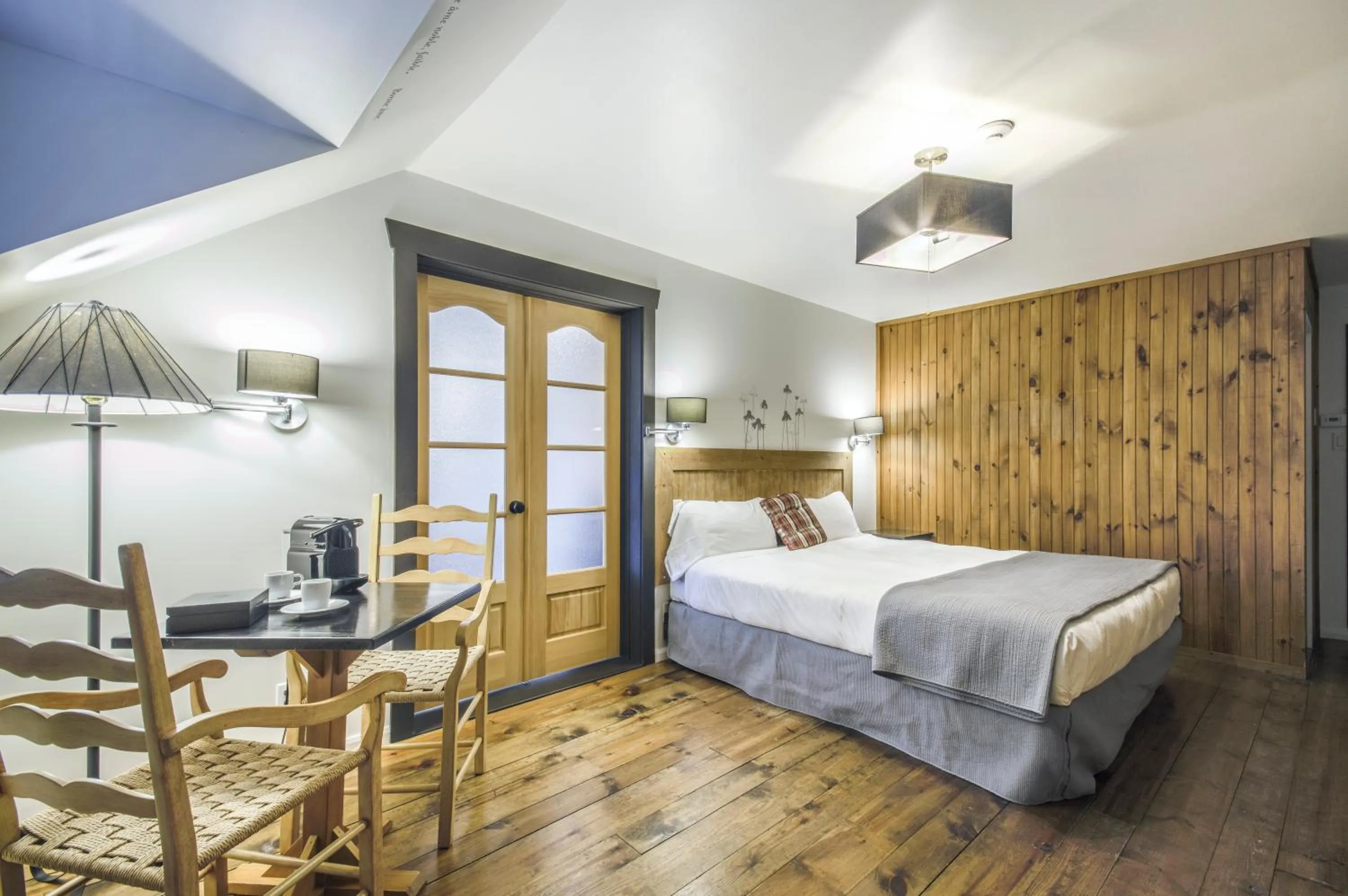 Photo of the whole room, Bed in Auberge du Lac Taureau et Condos
