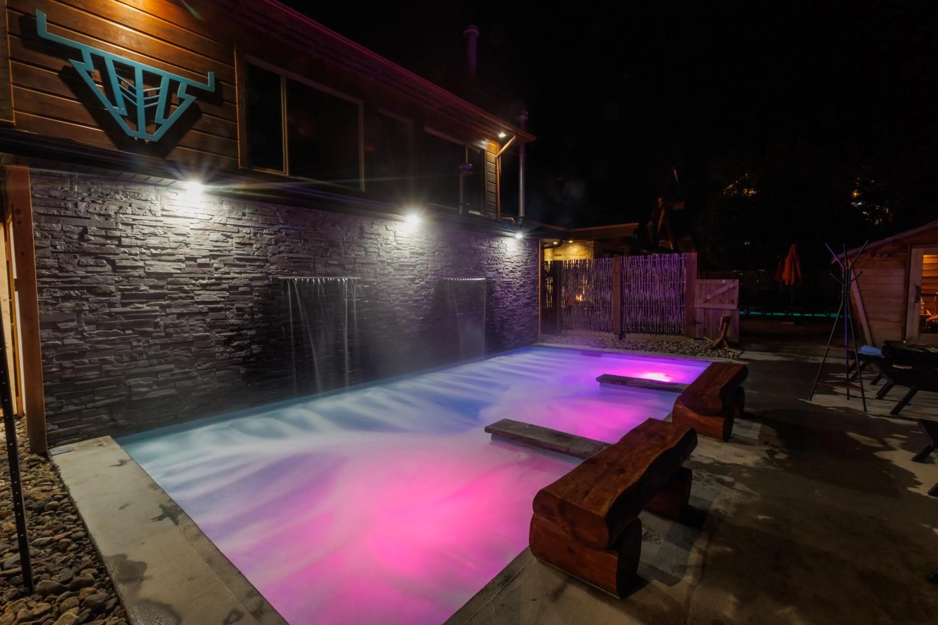 Swimming pool in Auberge du Lac Taureau et Condos