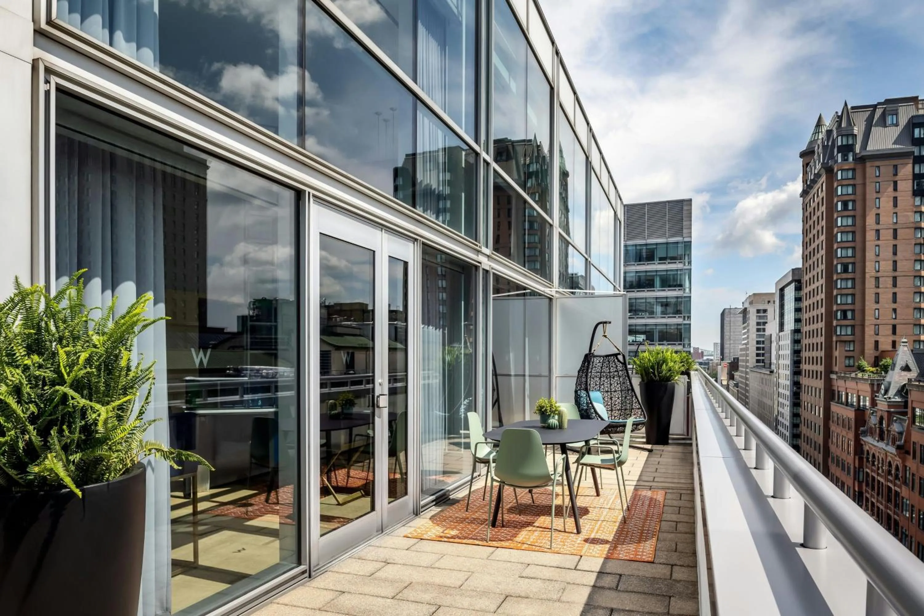 Photo of the whole room in W Montreal