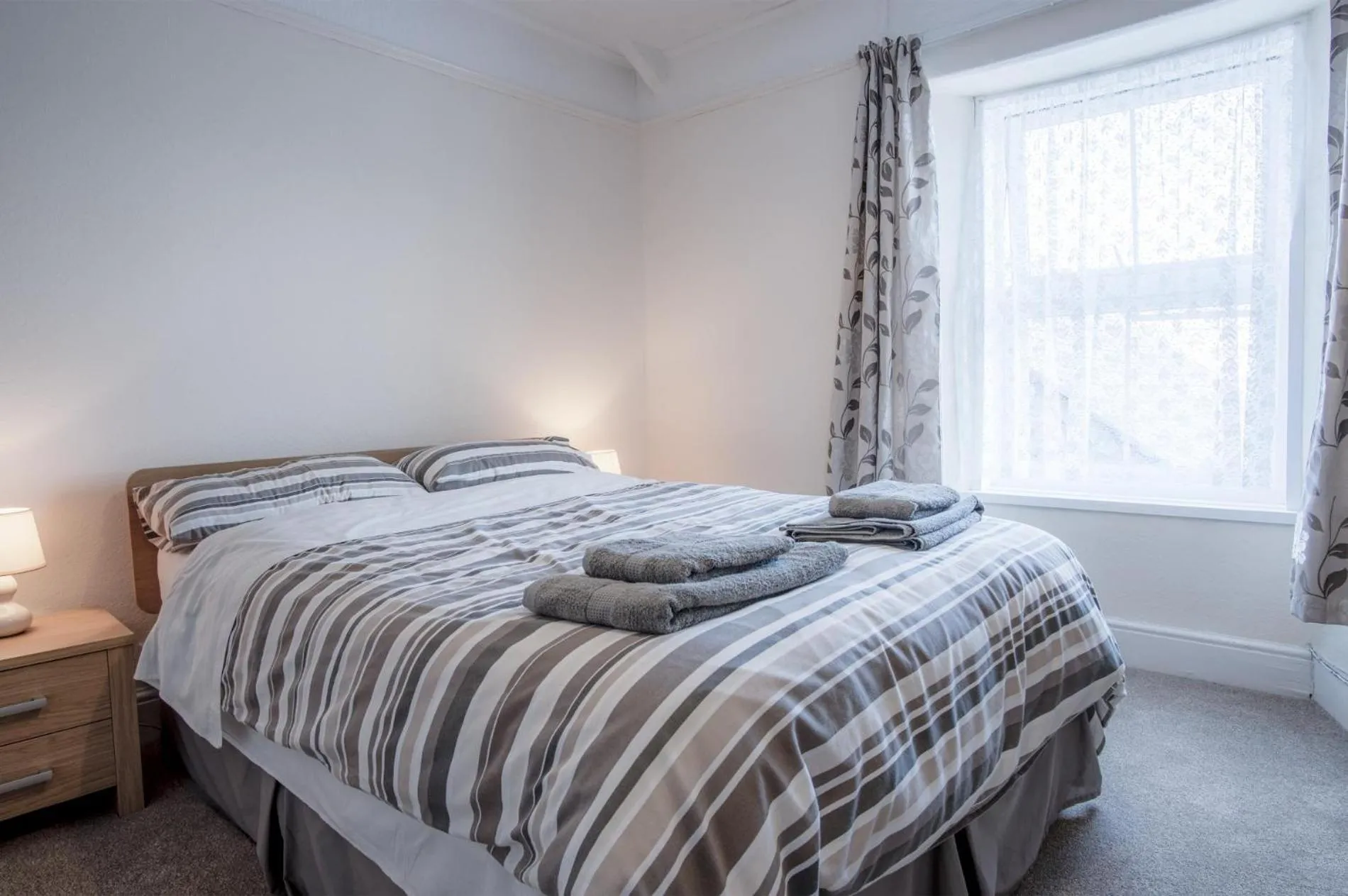 Floor plan, Bed in Dragons Den - 2 Bedroom Apartment - Tenby