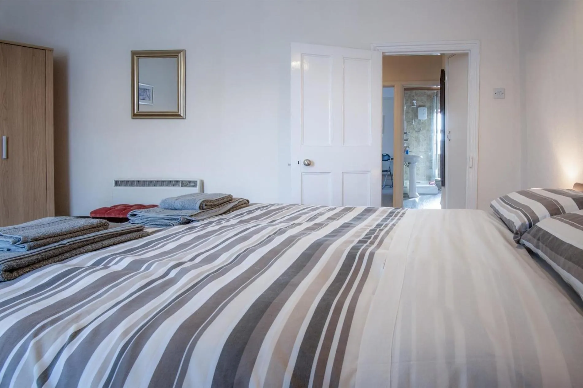 Floor plan, Bed in Dragons Den - 2 Bedroom Apartment - Tenby