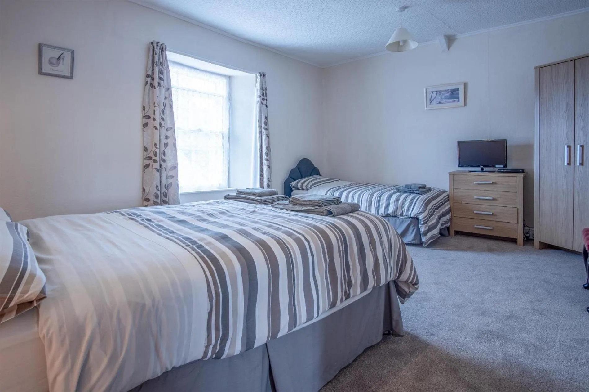 Floor plan, Bed in Dragons Den - 2 Bedroom Apartment - Tenby