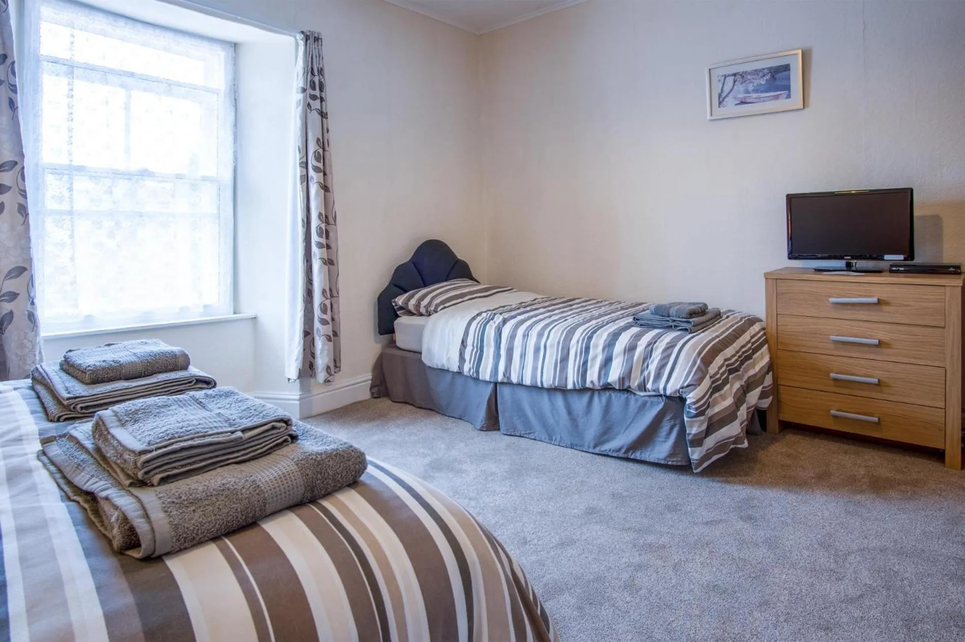 Floor plan, Bed in Dragons Den - 2 Bedroom Apartment - Tenby