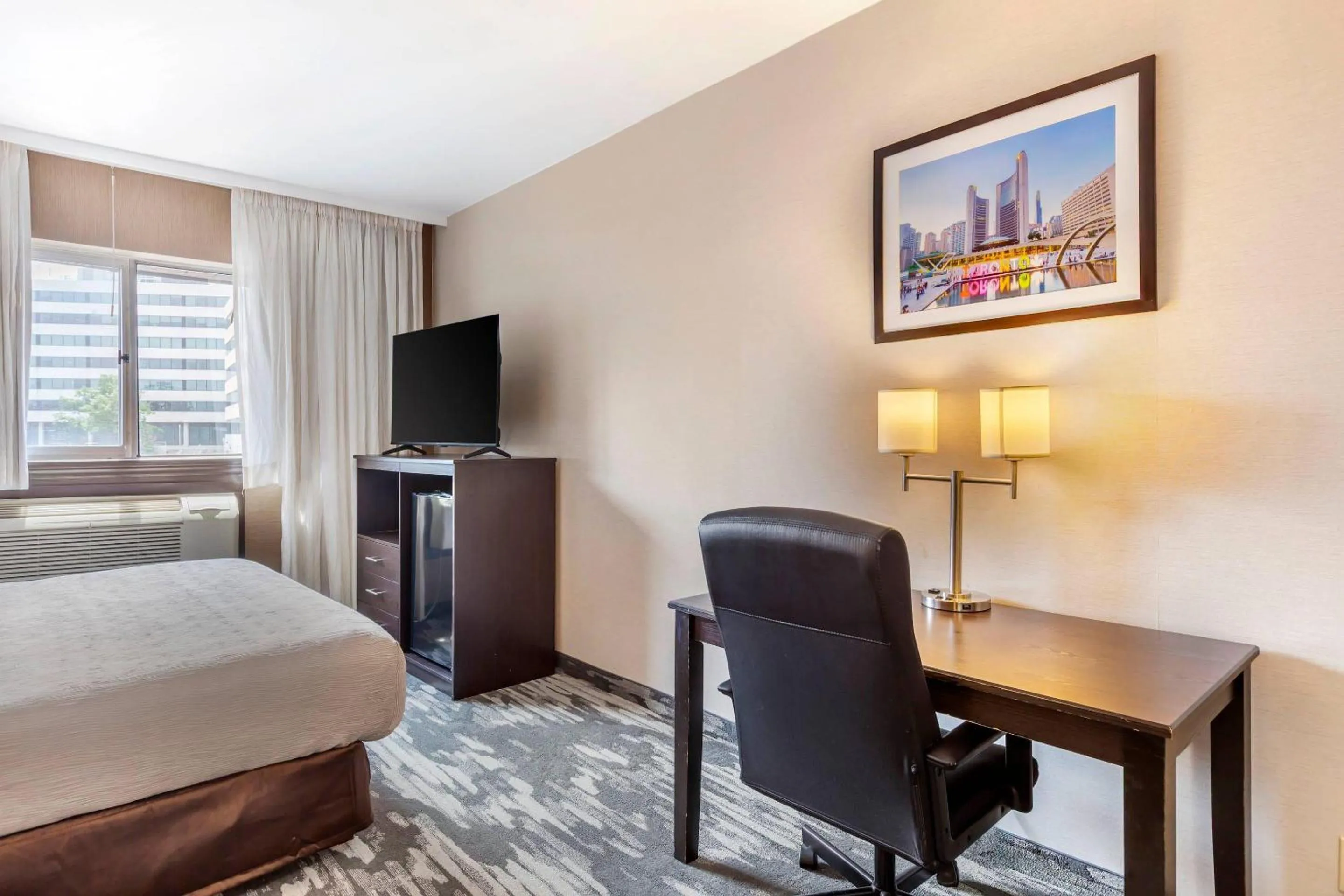 Bedroom, Bed in Quality Inn Toronto Airport