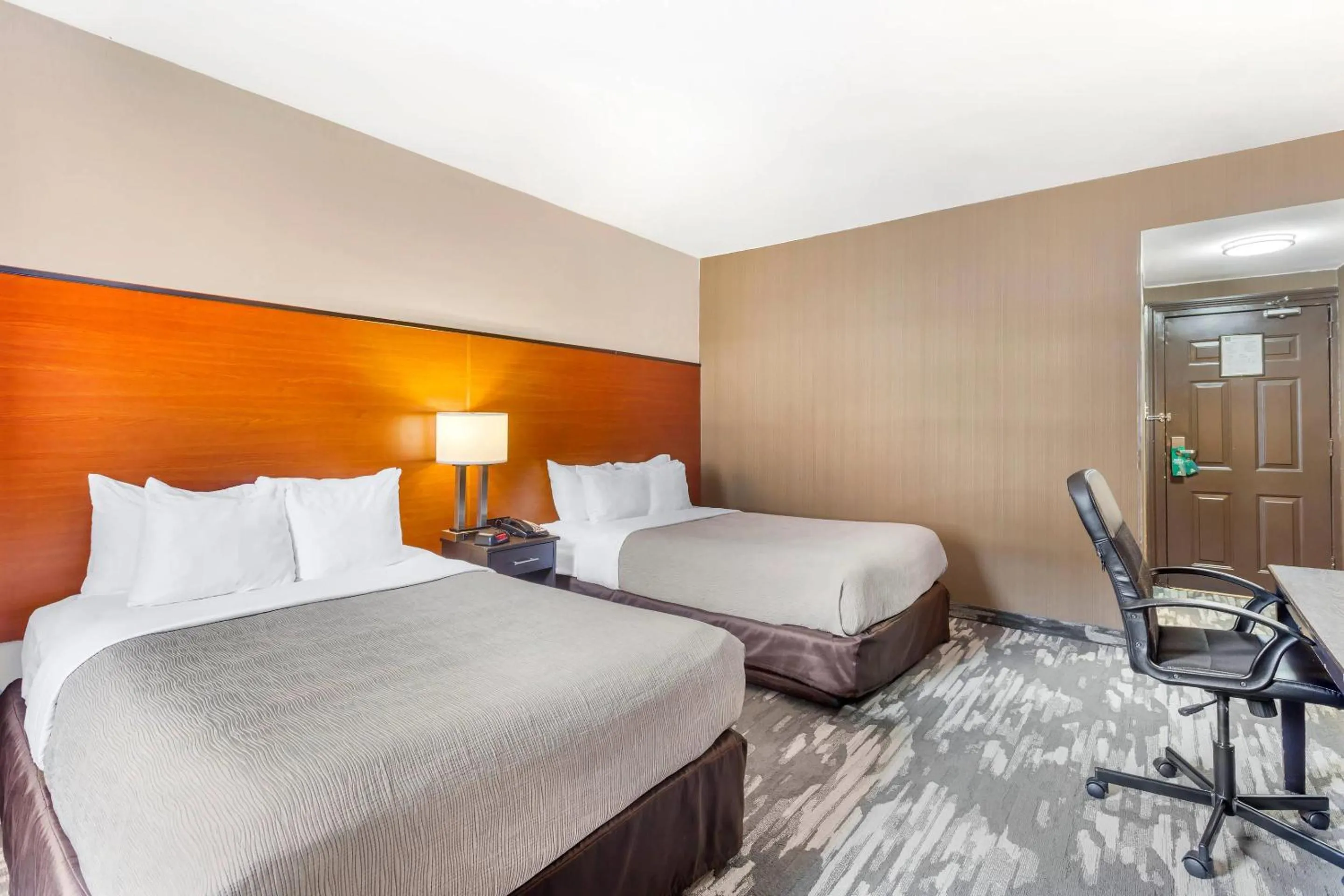 Bedroom, Bed in Quality Inn Toronto Airport