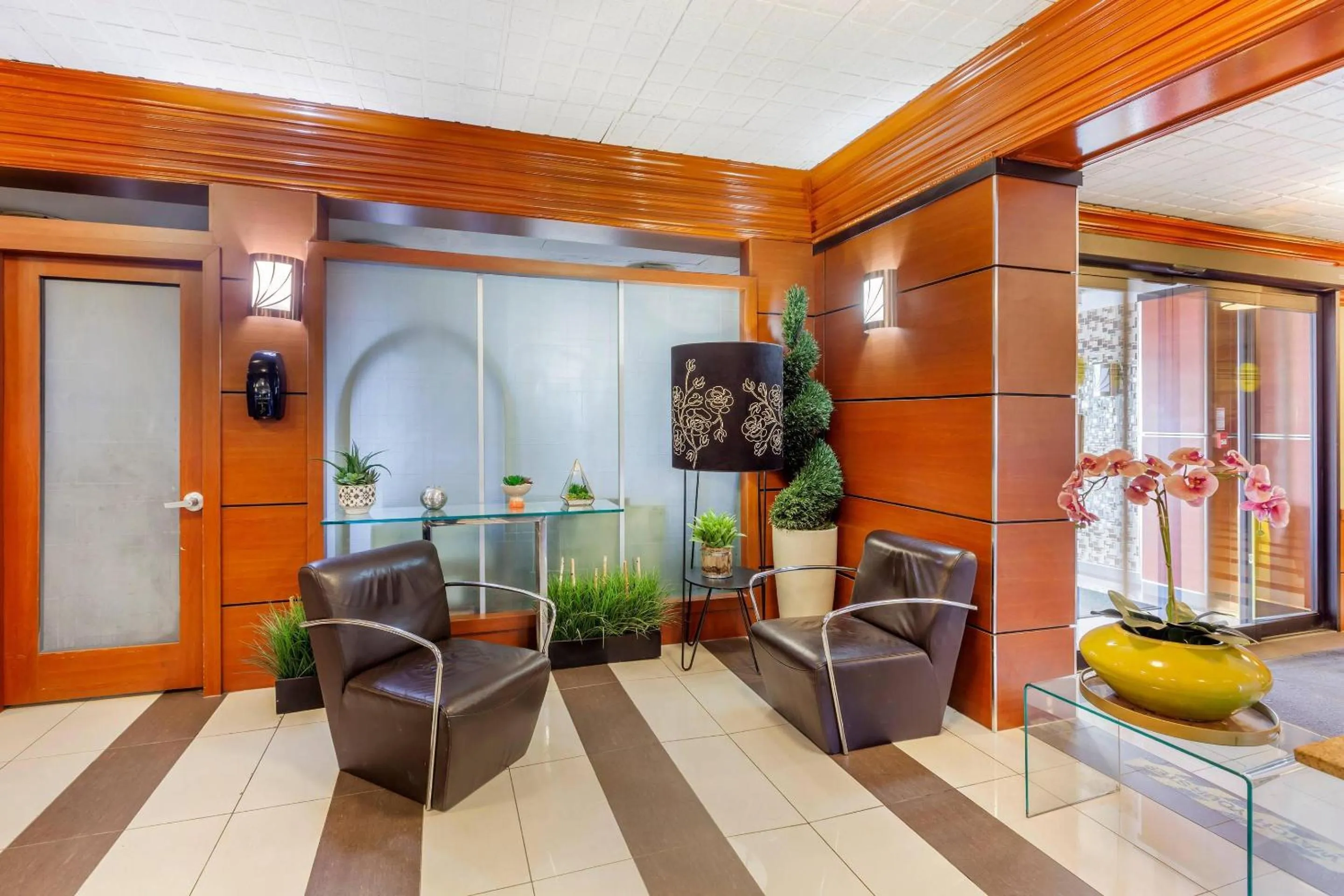 Lobby or reception in Quality Inn Toronto Airport