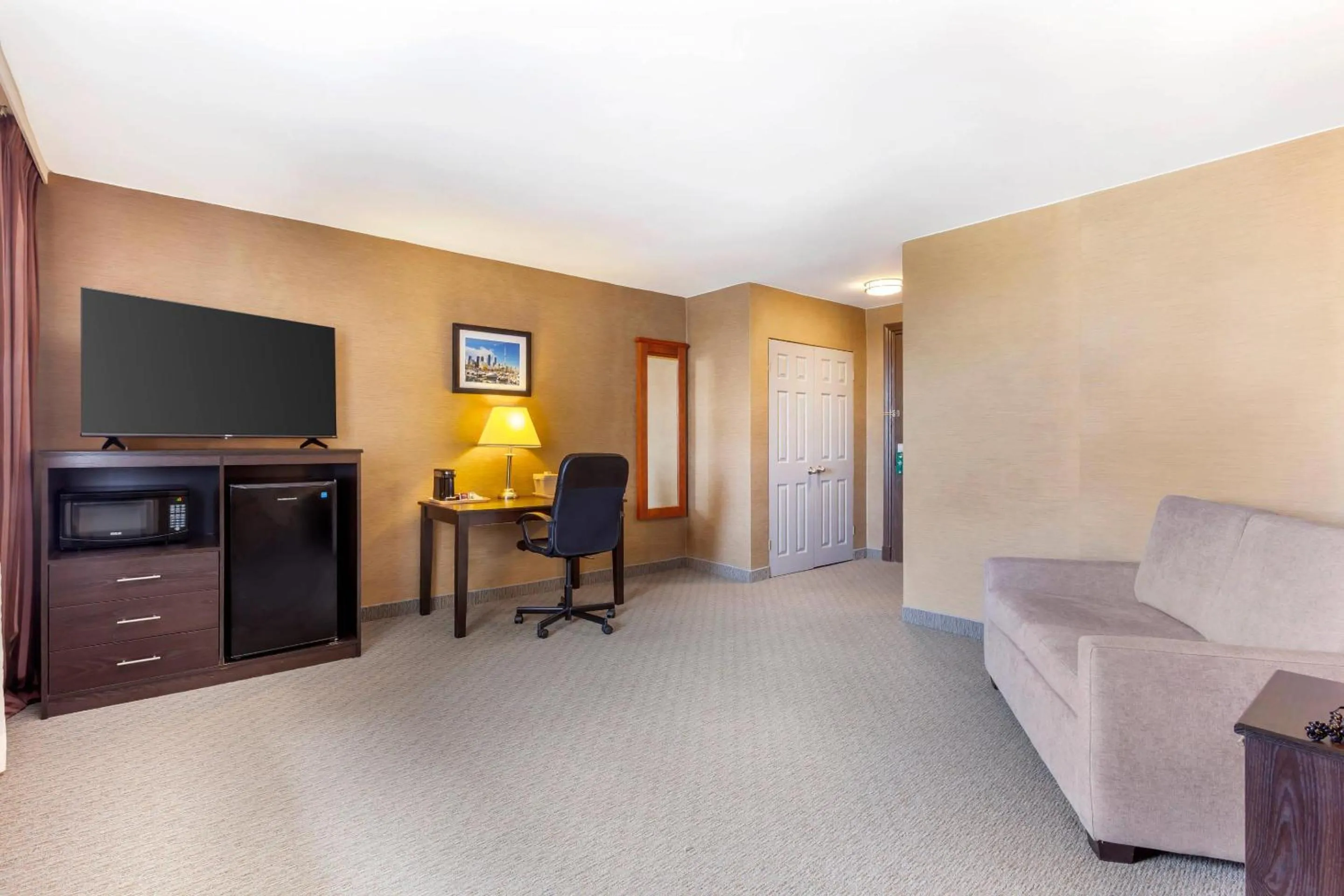 Bedroom in Quality Inn Toronto Airport