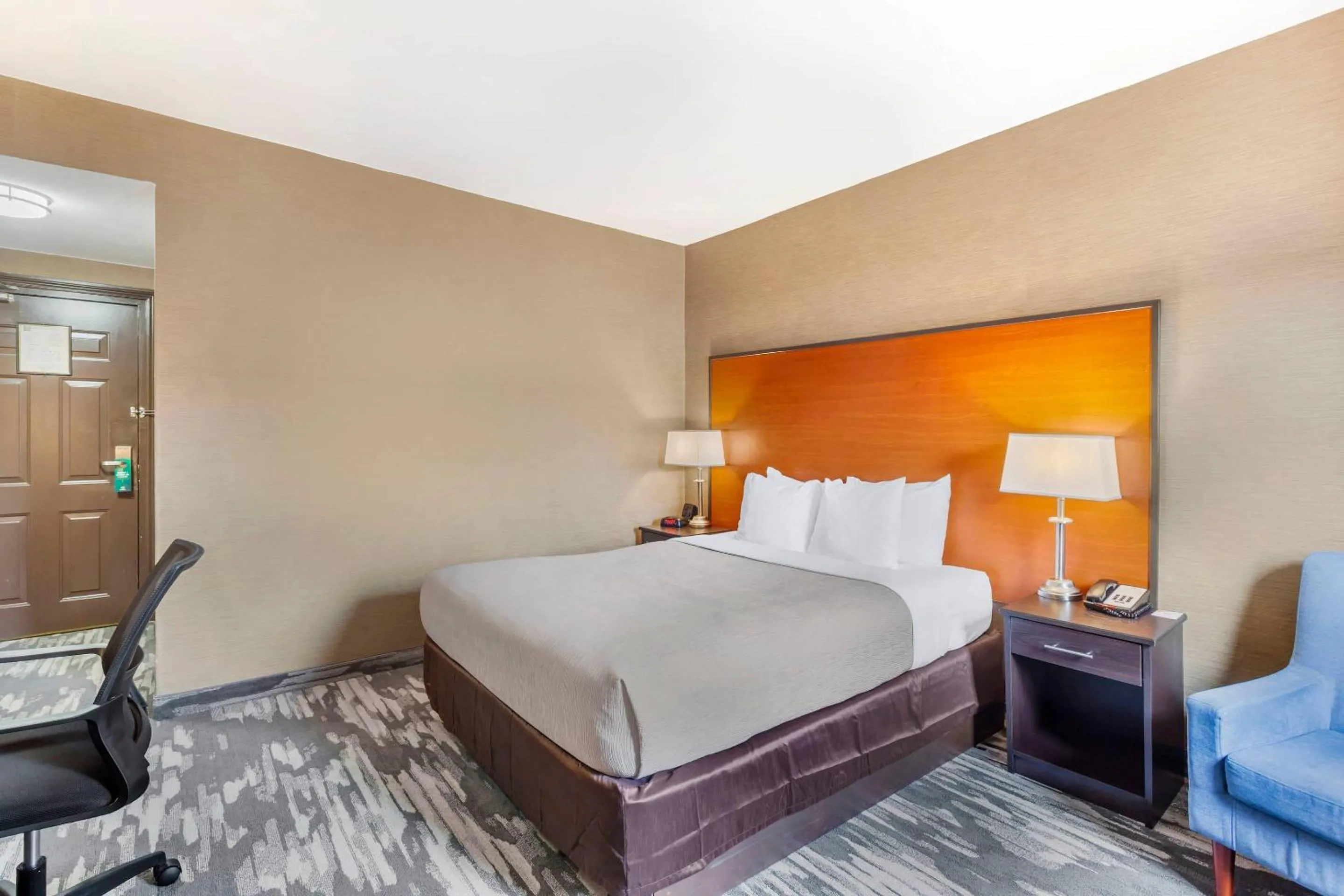 Bedroom, Bed in Quality Inn Toronto Airport