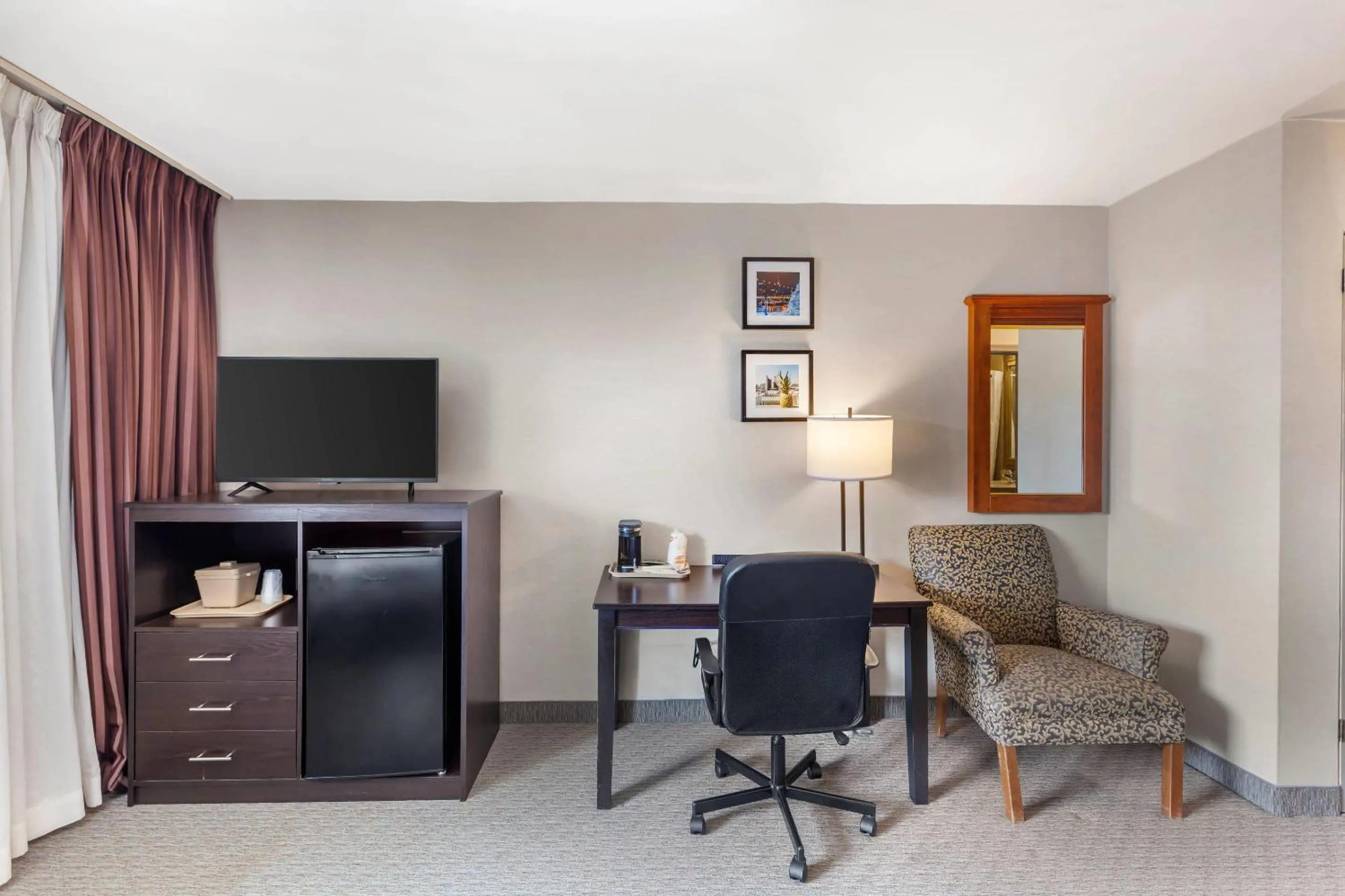 Bedroom in Quality Inn Toronto Airport